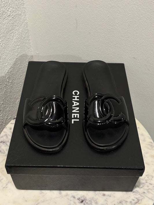 Chanel Sandals - CC Slide Sandals in Black Patent Leather - 38C
