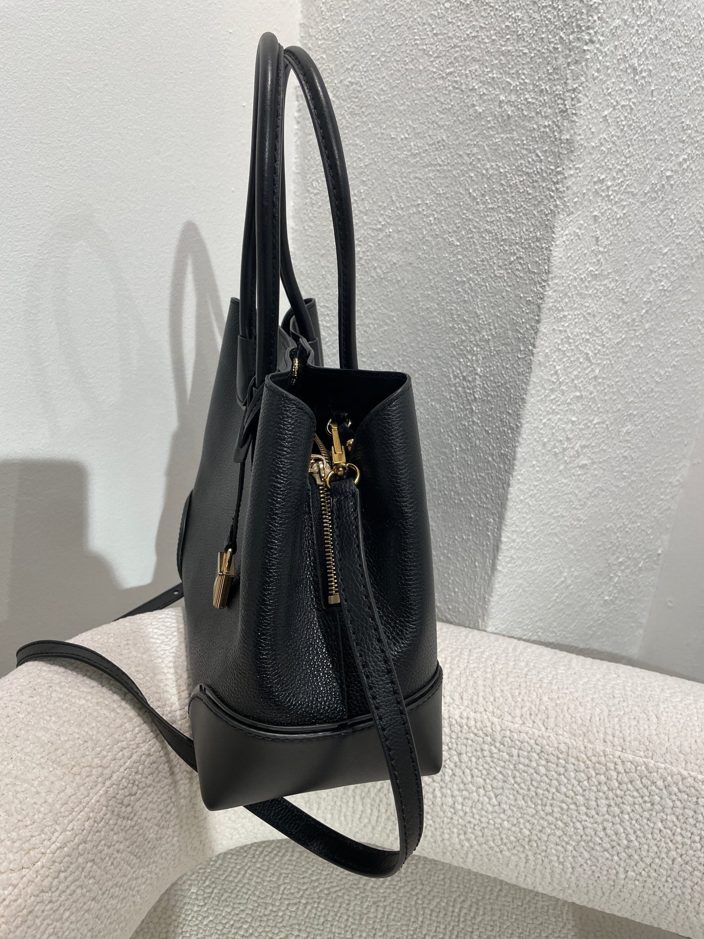 Michael Kors - black & gold - 30 cm x 26 cm.