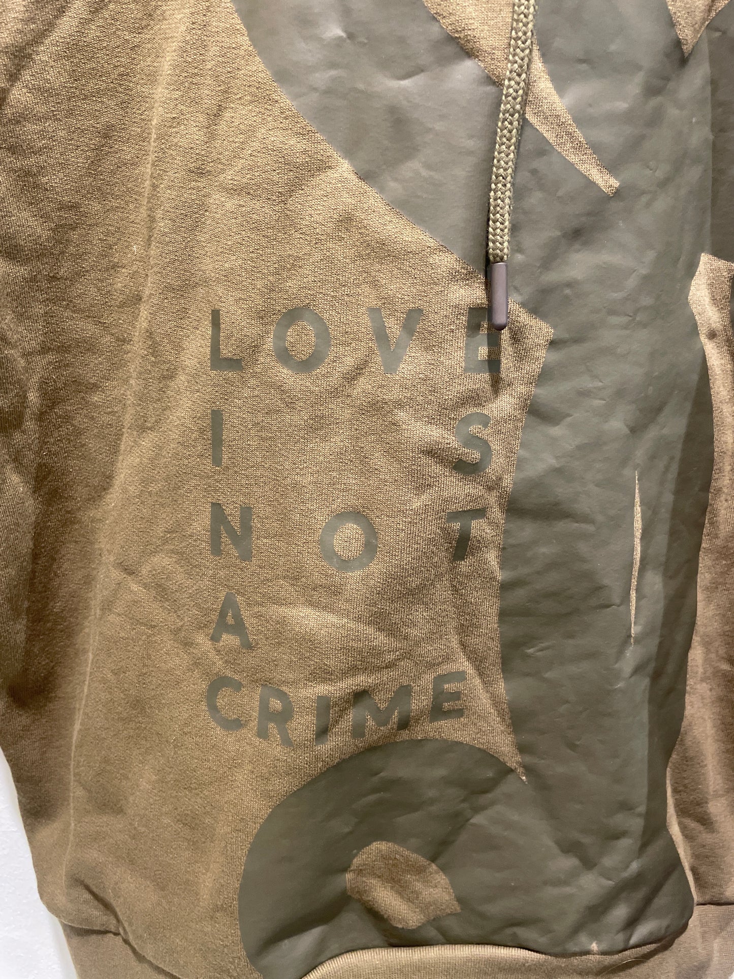 Amnesty International - MN - Love is not a crime - Hoodie - Medinas Wardrobe