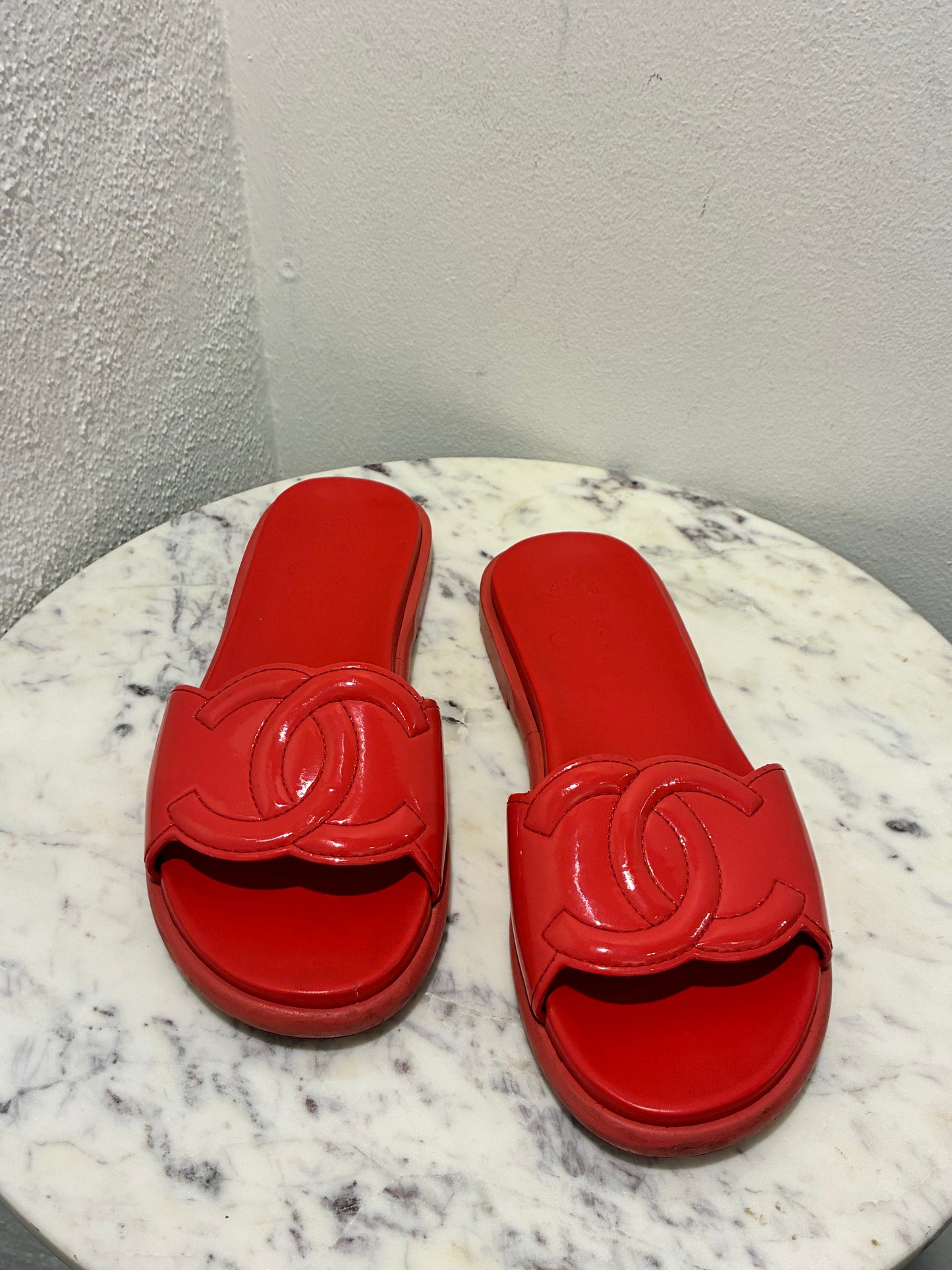 Chanel Sandals - CC Slide Sandals in Rasberry Patent Leather - 39