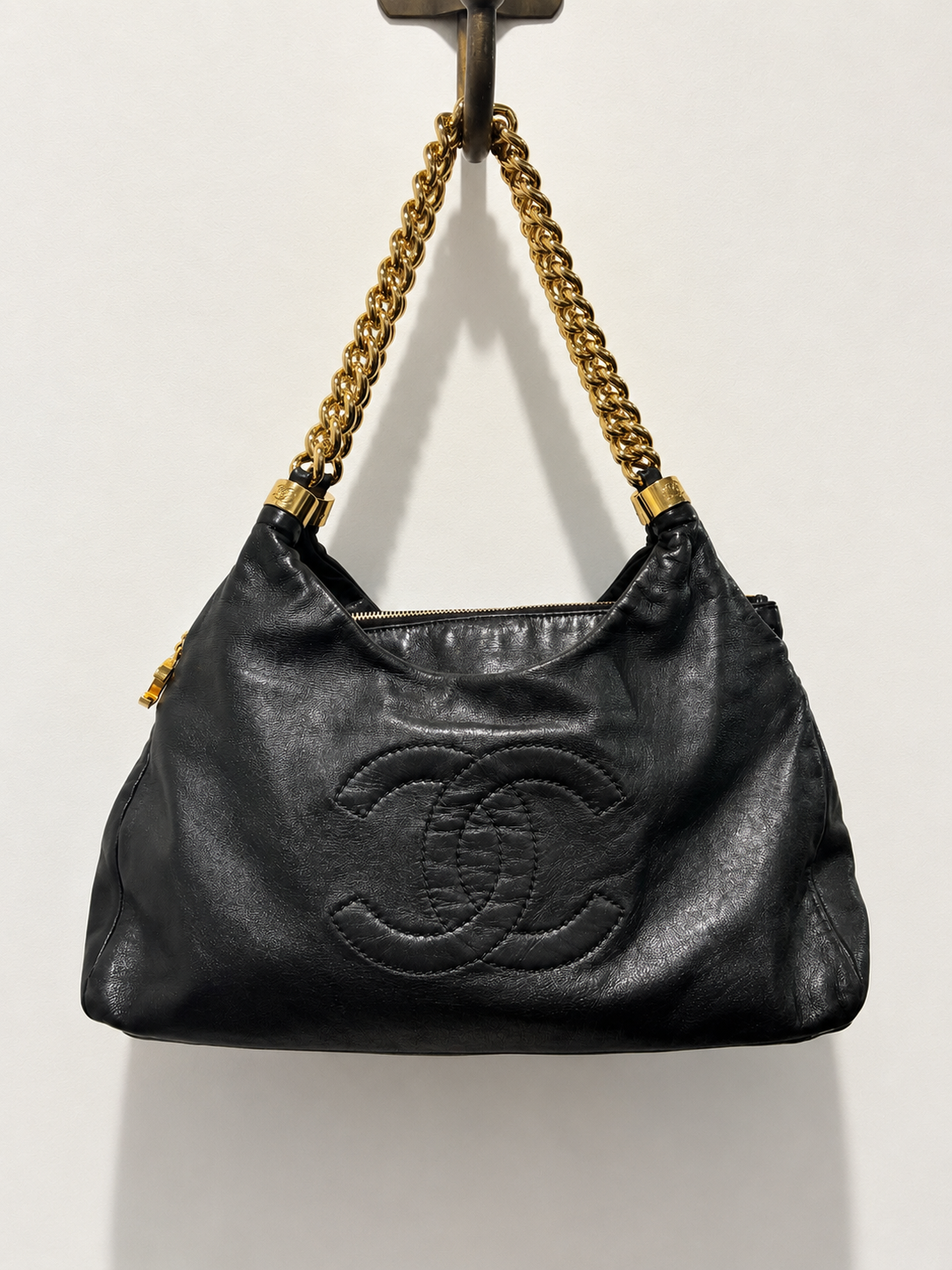 Chanel CC Chain Shoulder Bag – Black Lambskin & Gold Hardware