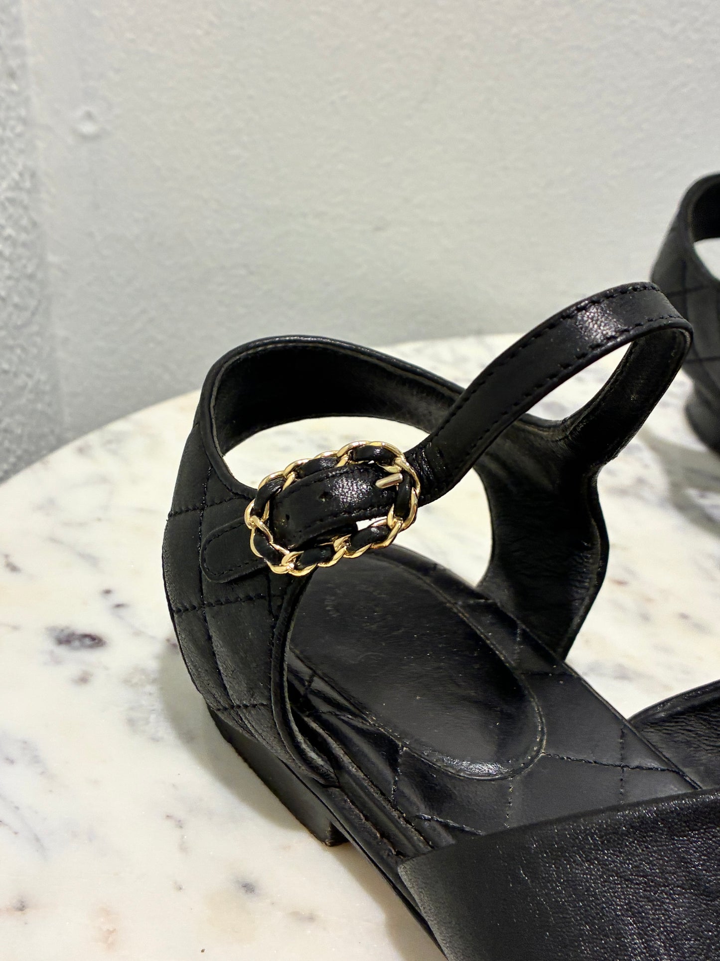 Chanel sandals – Black / Gold -EU 39 C - Medinas Wardrobe