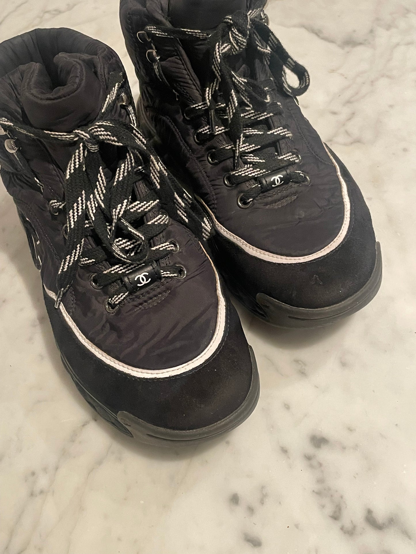 Chanel - High-top sneakers - Sort