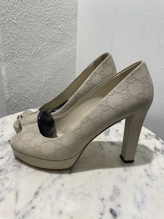 Gucci Guccissima Off-White Embossed Leather Peep-Toe Platform Pumps - 38