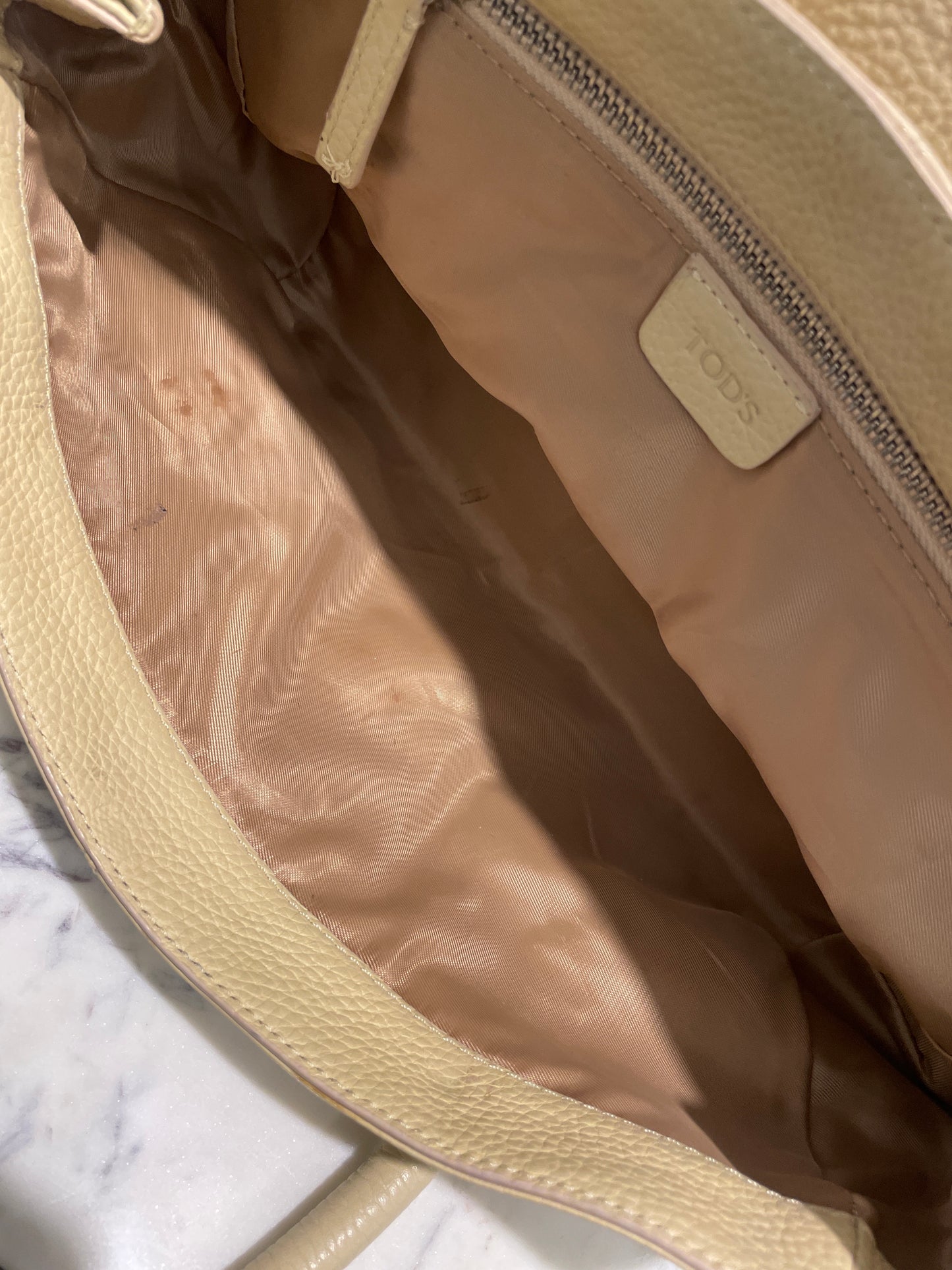 Tod's Corniche Wave East/West – Beige textured leather bag