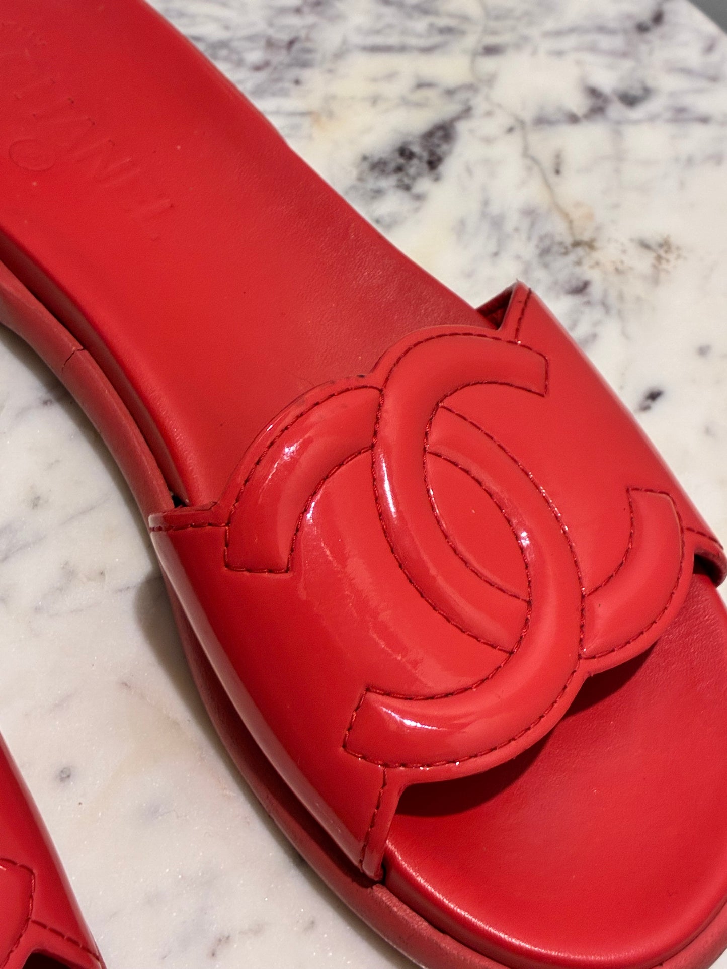 Chanel Sandals - CC Slide Sandals in Rasberry Patent Leather - 39