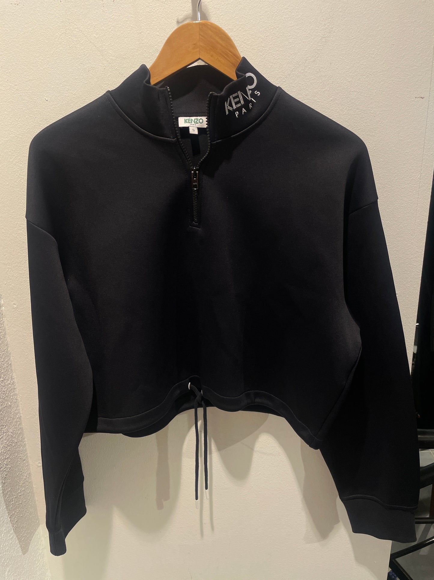 Kenzo – Paris Logo Collar Cropped Zip Sweatshirt (Black/White) - S