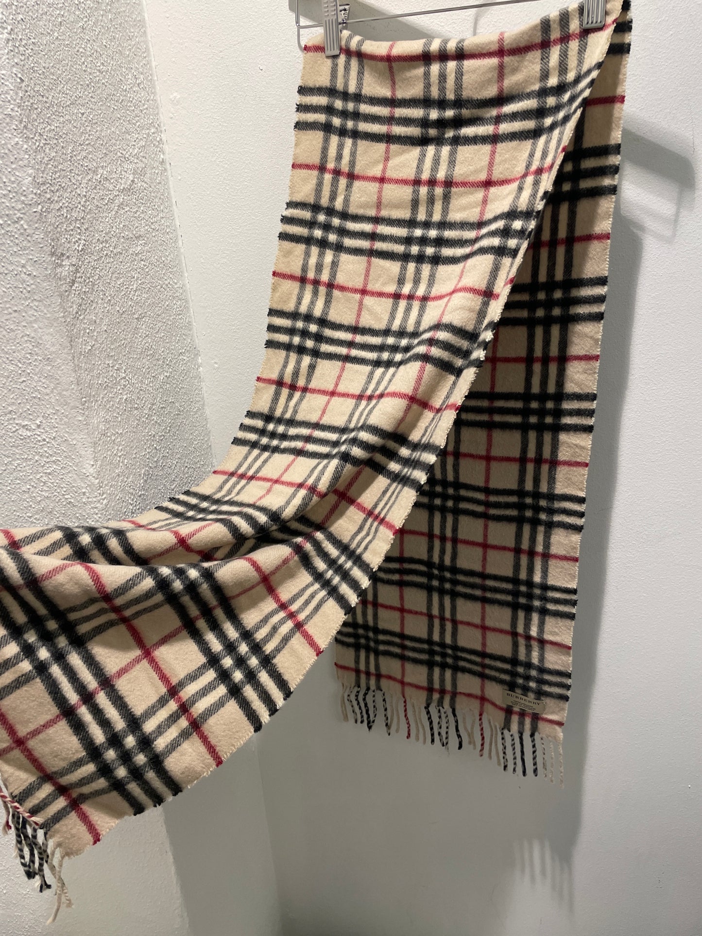 Burberry — Classic Scarf in 100% Pure Cashmere