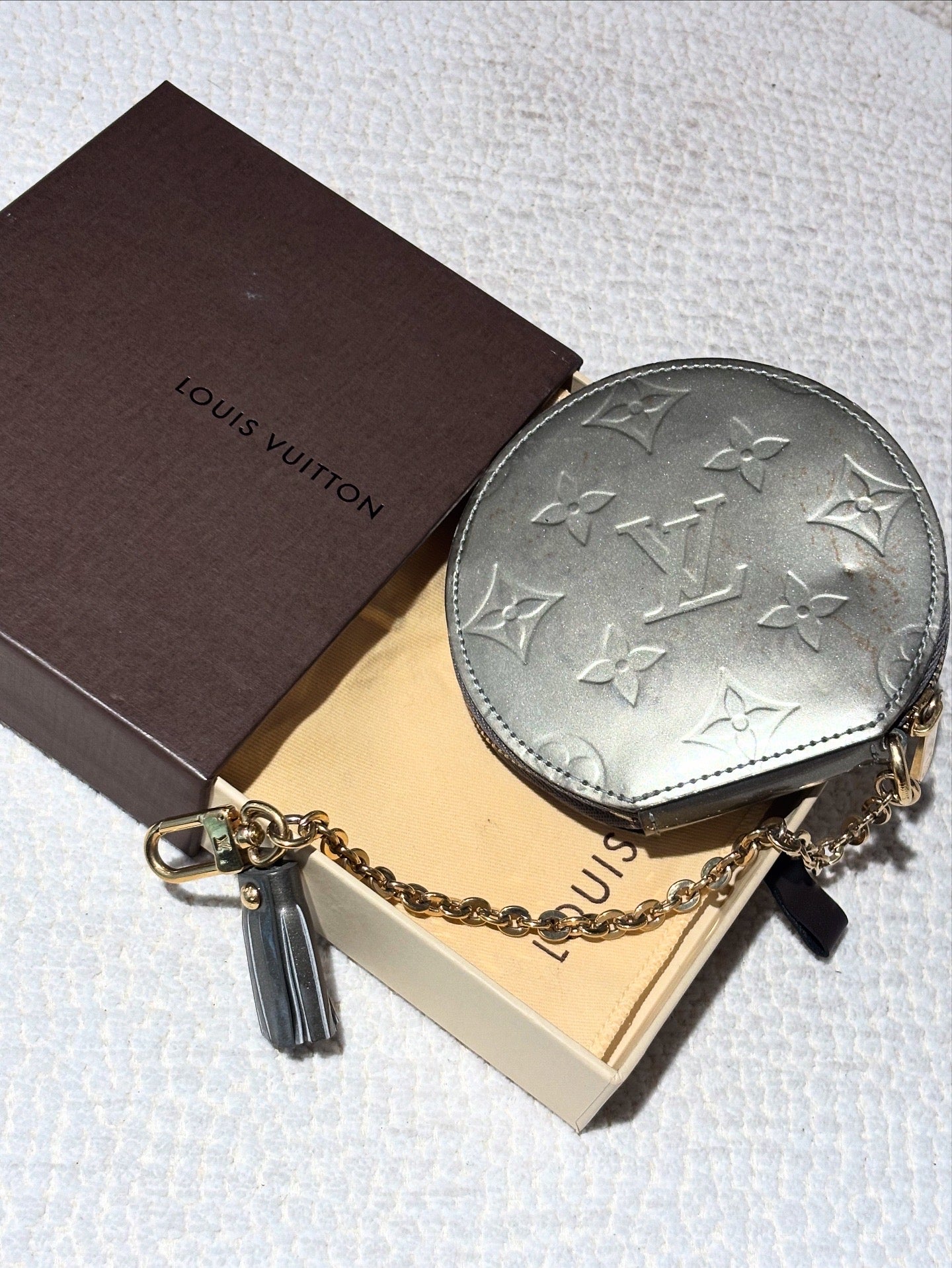 Louis Vuitton Vernis Pouch - Silver Patent leather & Gold Key Chain