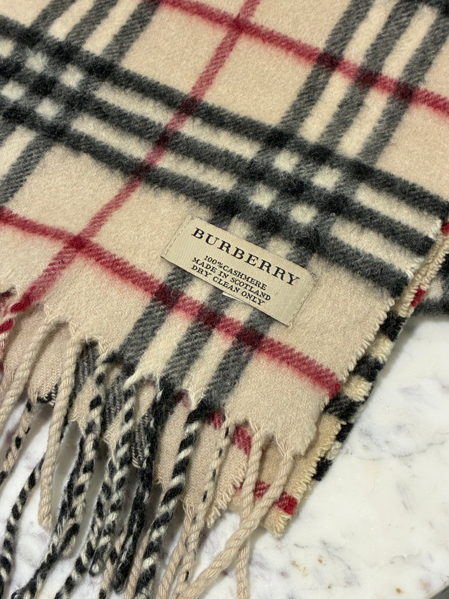 Burberry — Classic Scarf in 100% Pure Cashmere