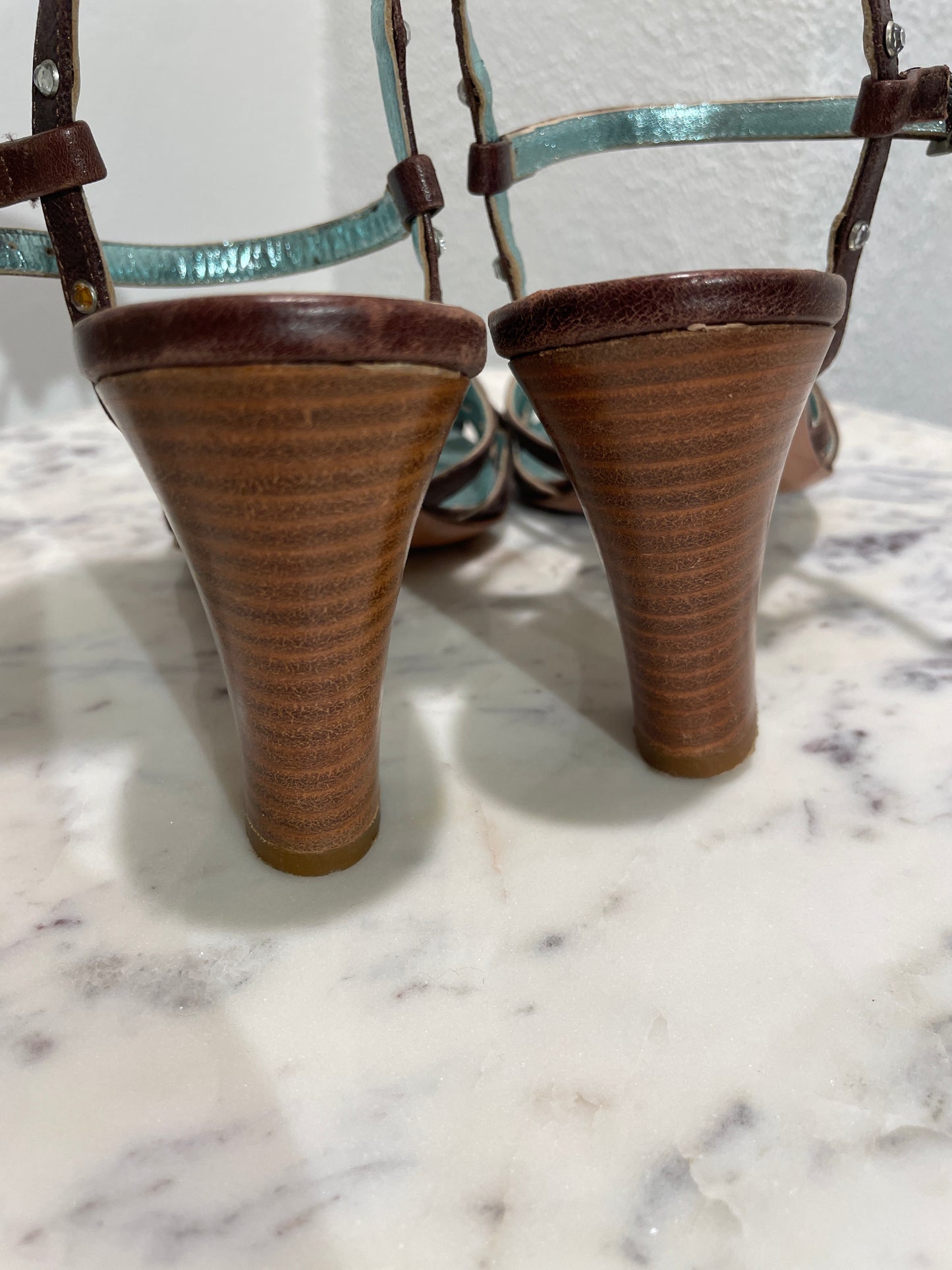 A Pair – sandals w. heels - 37