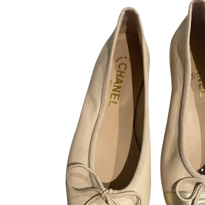 Chanel - Ballerina med CC logo - Ecru & guld