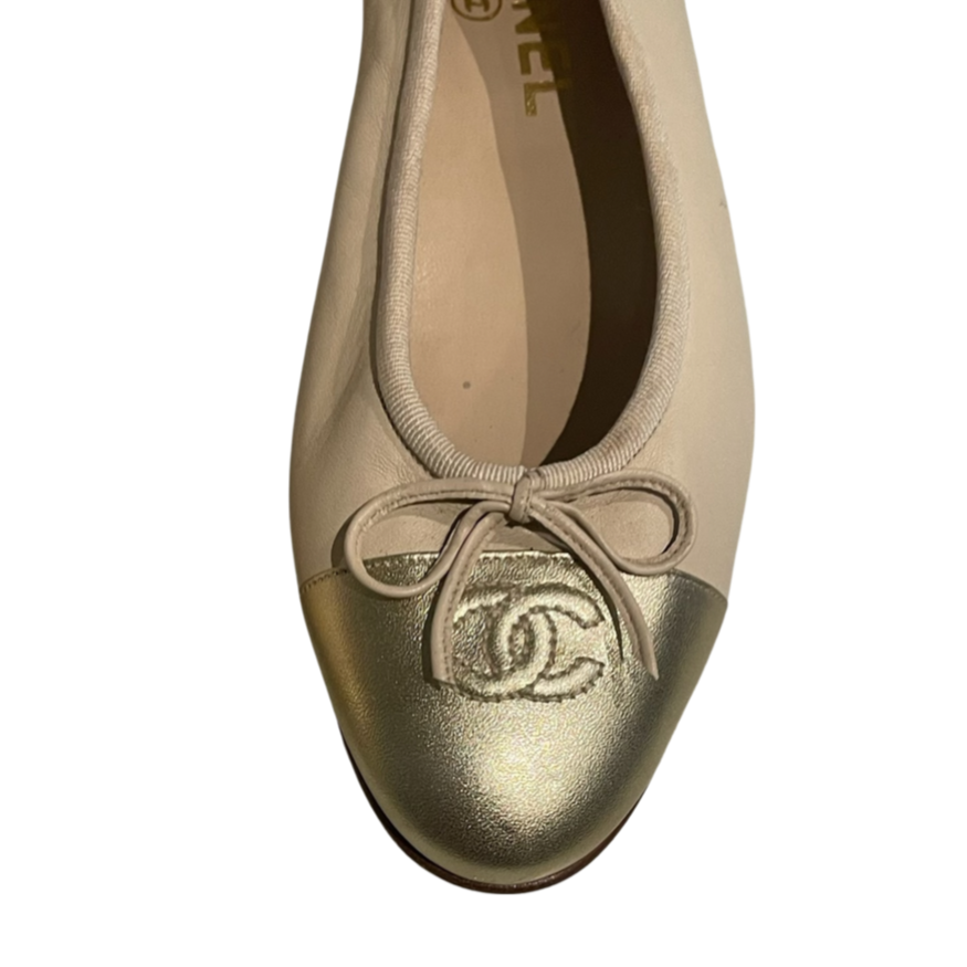 Chanel - Ballerina med CC logo - Ecru & guld