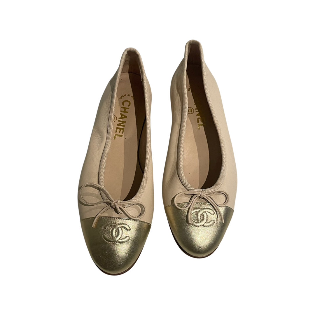 Chanel - Ballerina med CC logo - Ecru & guld