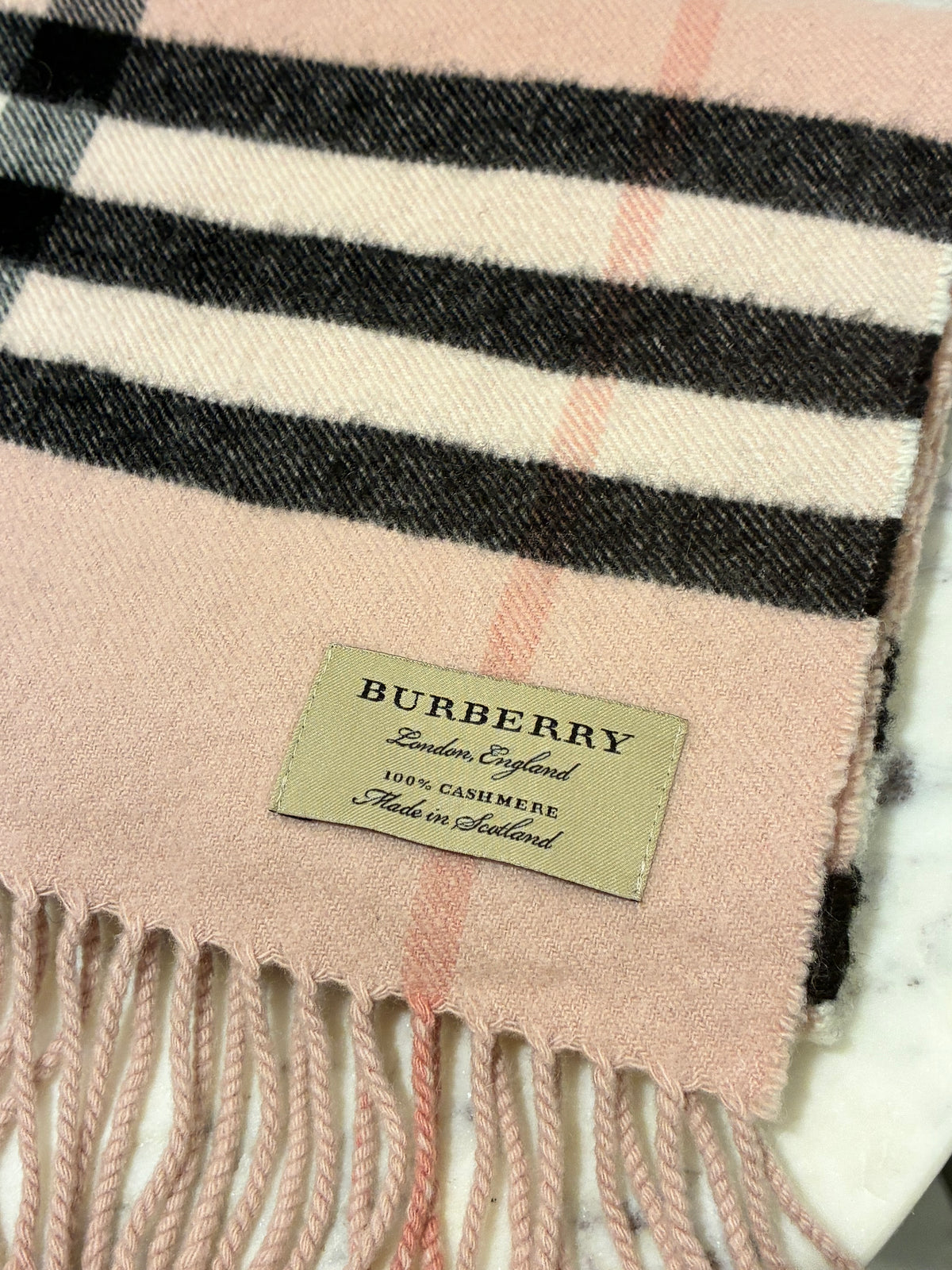 Burberry — Classic Scarf in 100% Pure Cashmere - Soft pink
