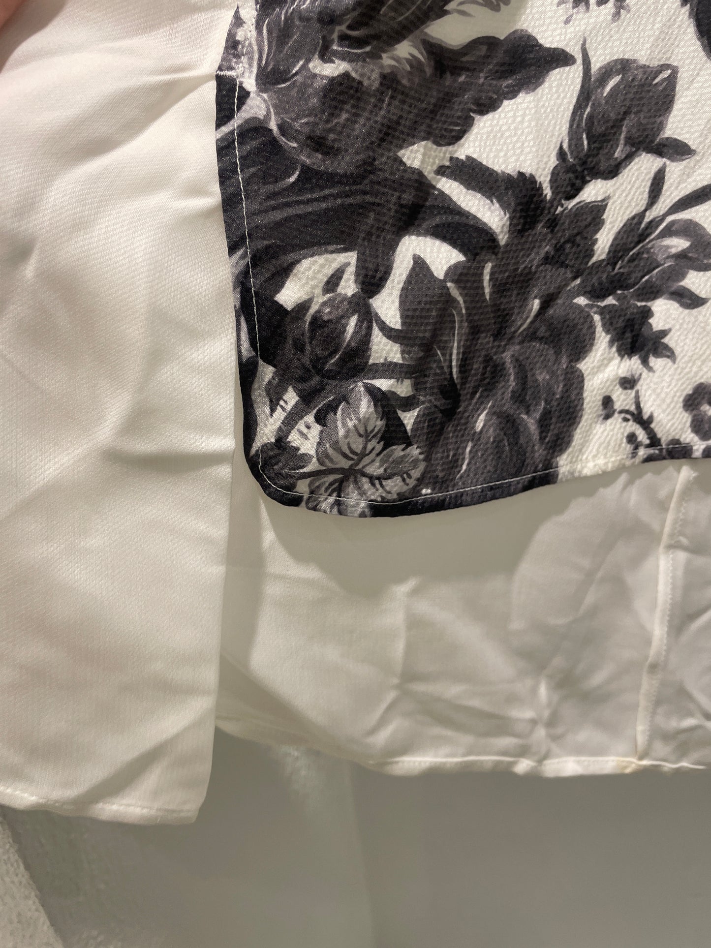 Stella McCartney — Silk Blouse with Monochrome Floral Print and Asymmetric Hem - Size IT 42