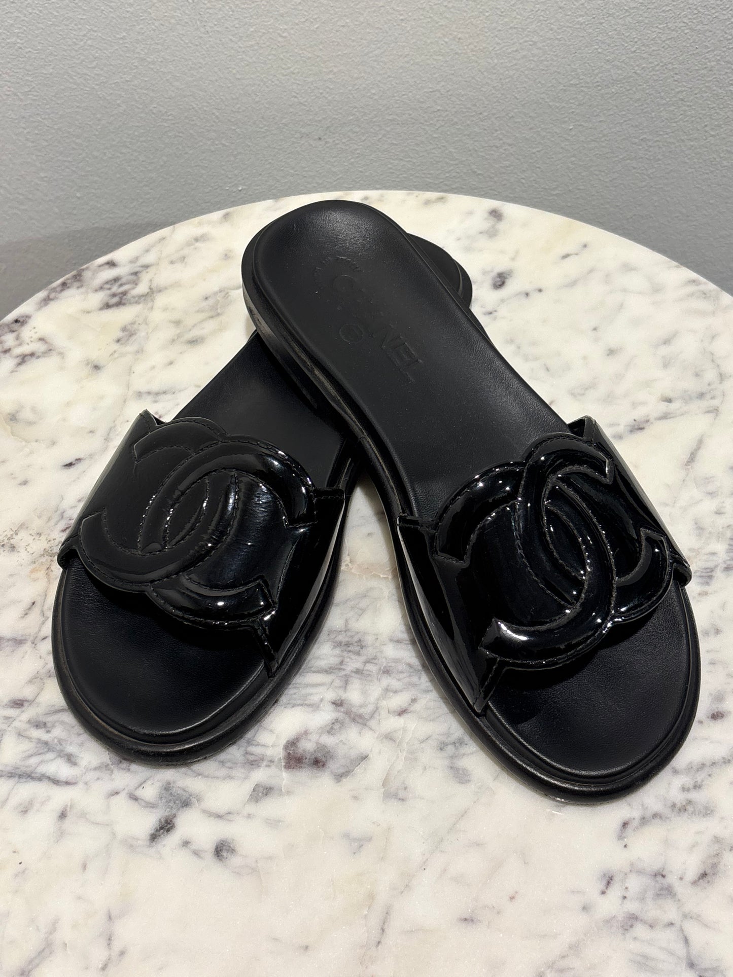 Chanel Sandals - CC Slide Sandals in Black Patent Leather - 38C