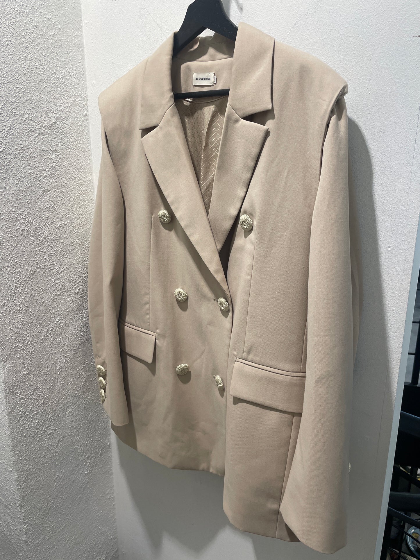 Exclusive Double-Breasted Blazer with Structured Shoulder Detail – Beige - EU42