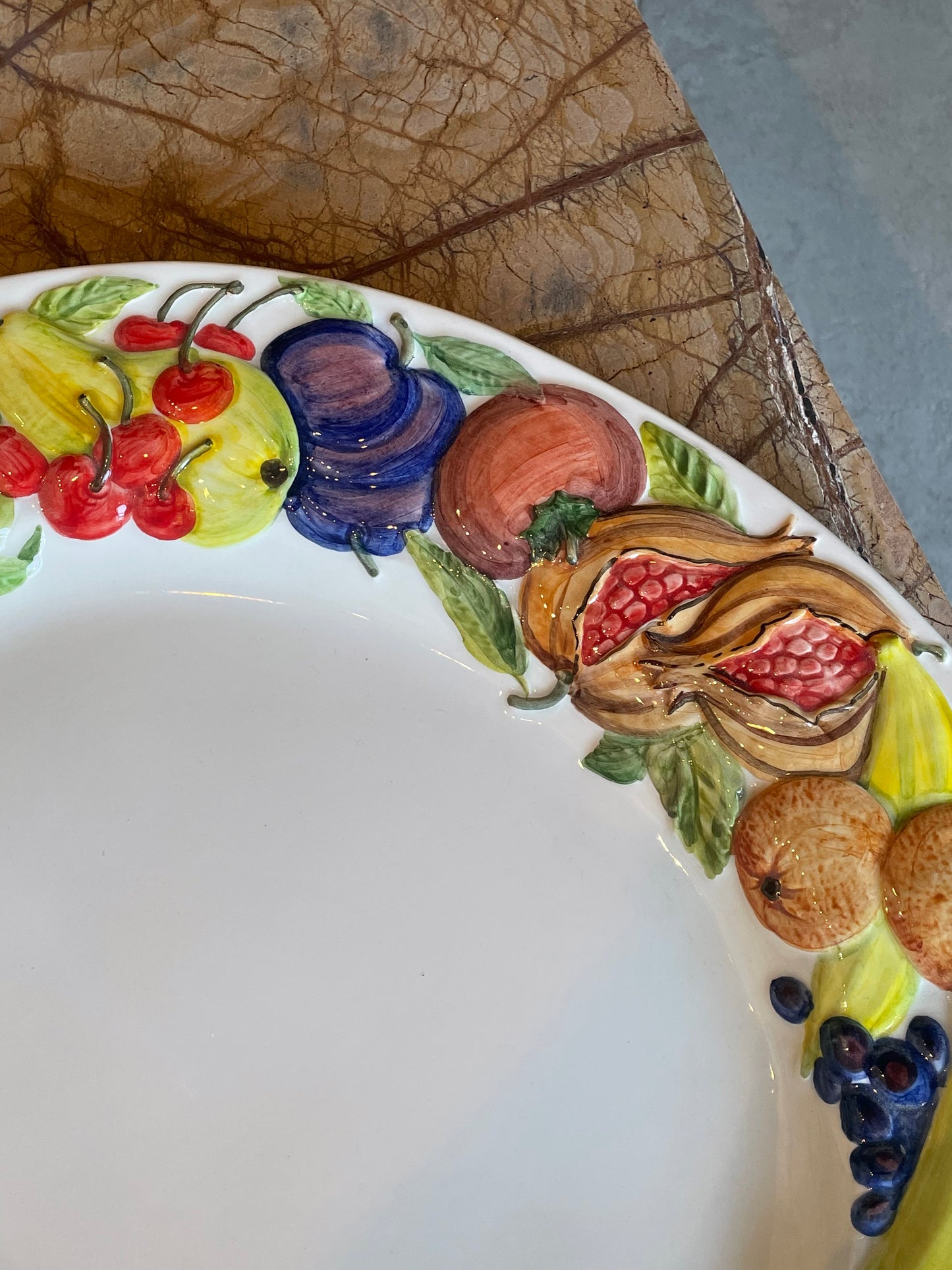 Stort fad m. frugtmotiv - Italiensk porcelæn