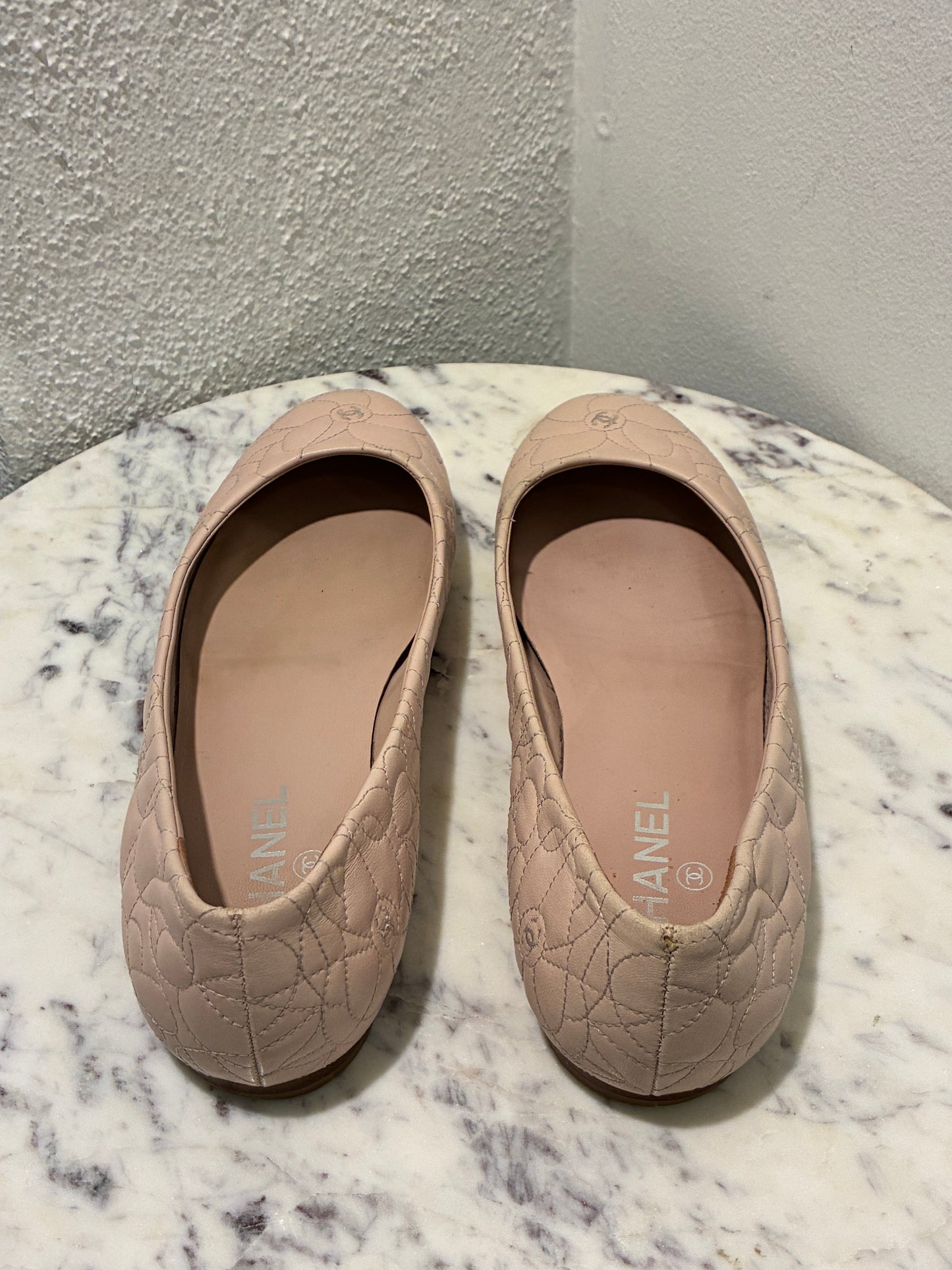 Chanel Ballerina Flats – Blush Leather with Camelia Print & Logos – EU 40.5
