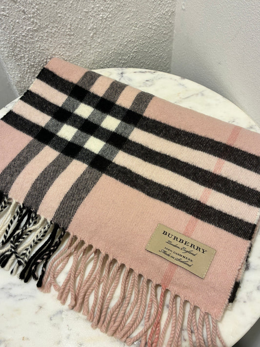 Burberry — Classic Scarf in 100% Pure Cashmere - Soft pink