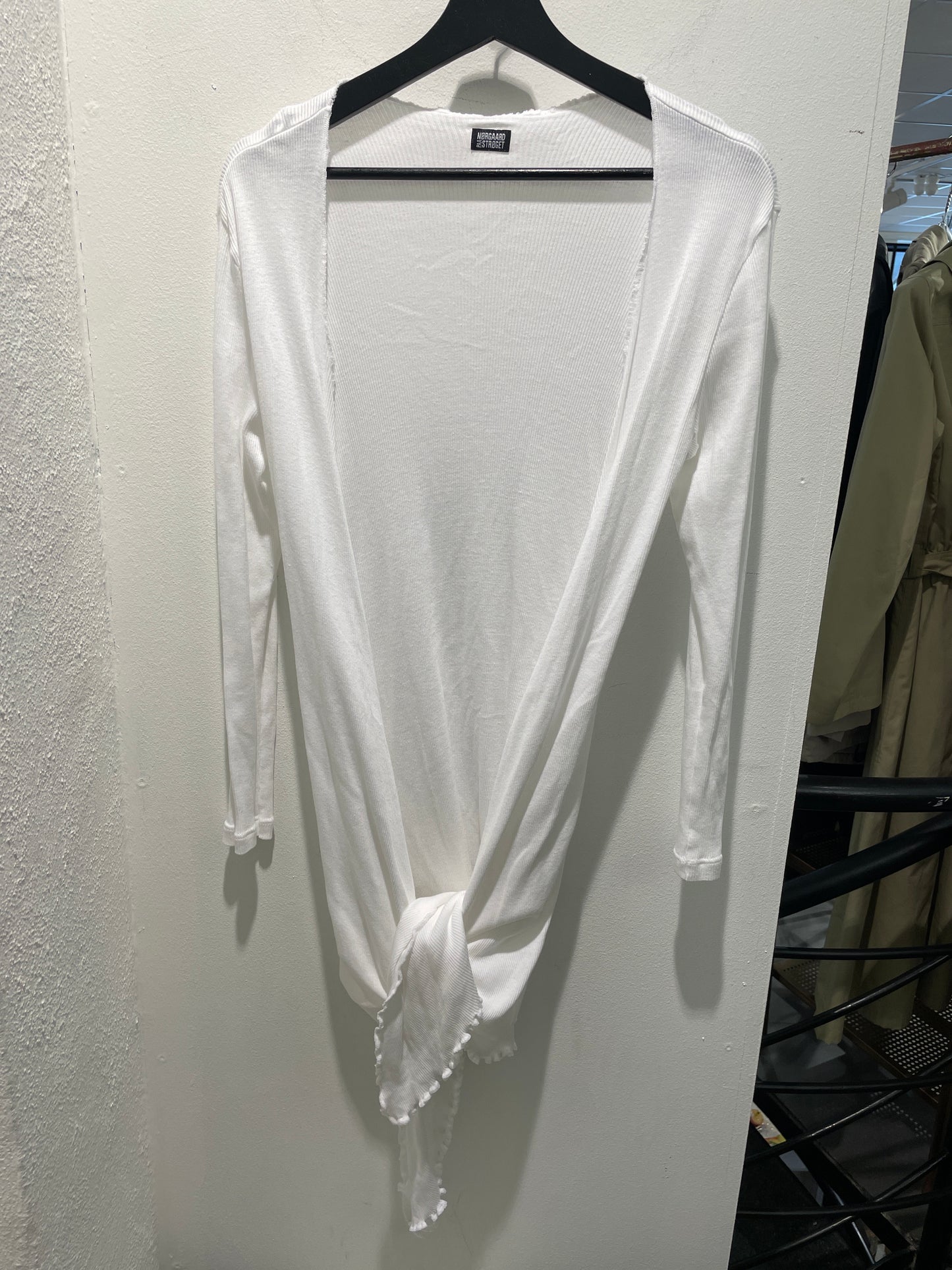 Nørgaard på Strøget - #101 Long Ribbed Wrap Top with Lettuce Hem - white - S/M