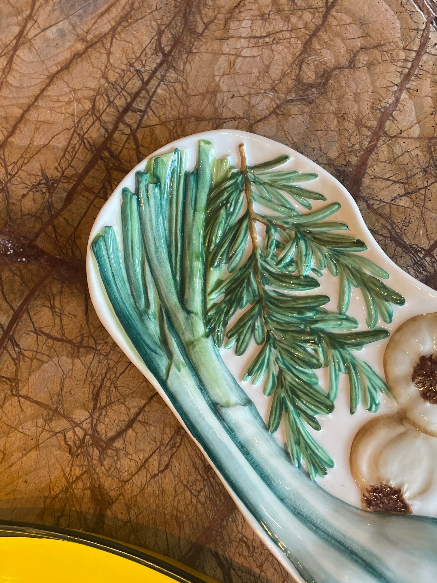 Lille fad af forårsløg, hvidløg & rosmarin - Italiensk porcelæn