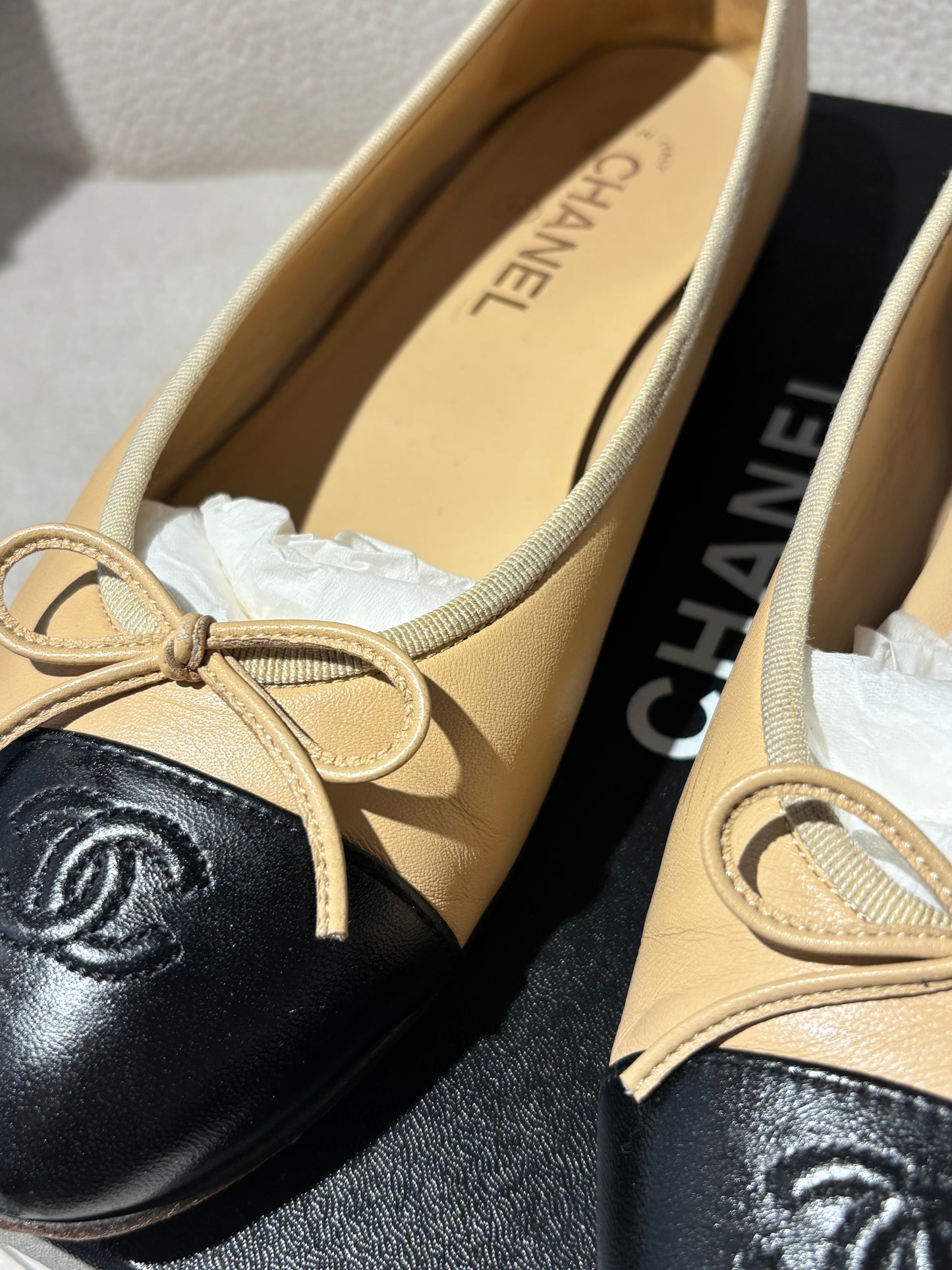 Chanel Ballerinas - Beige and Black lambskin - EU 40C