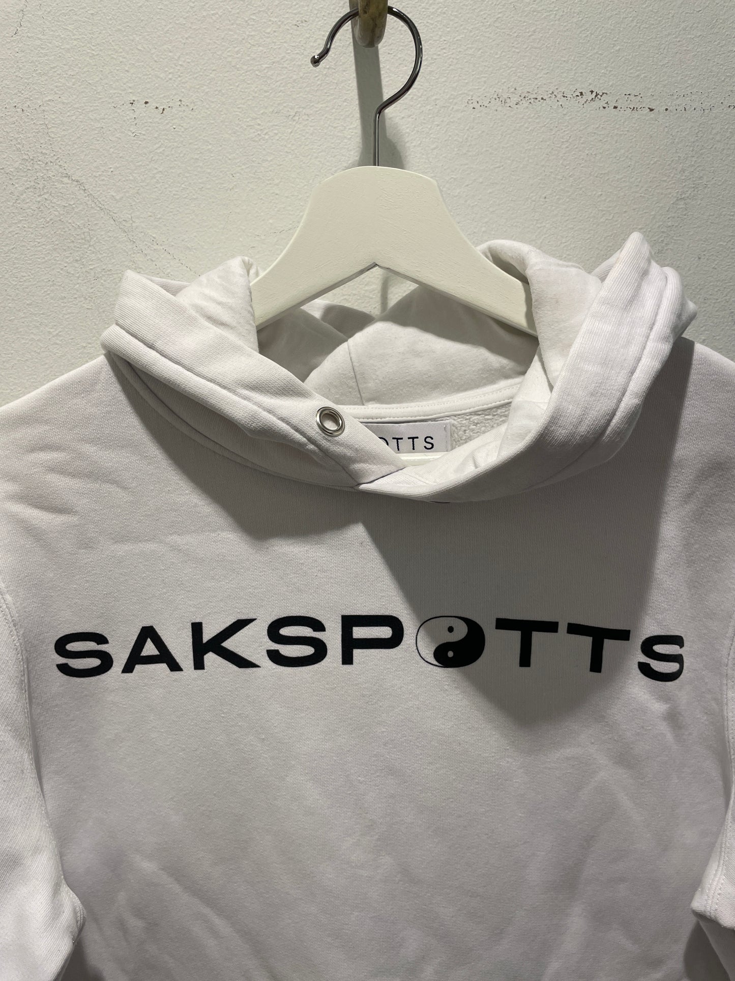 Saks Potts hoodie – White hoodie with Yin Yang logo in size M