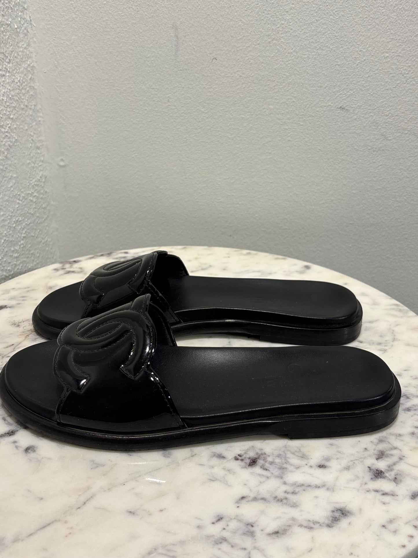 Chanel Sandals - CC Slide Sandals in Black Patent Leather - 38C