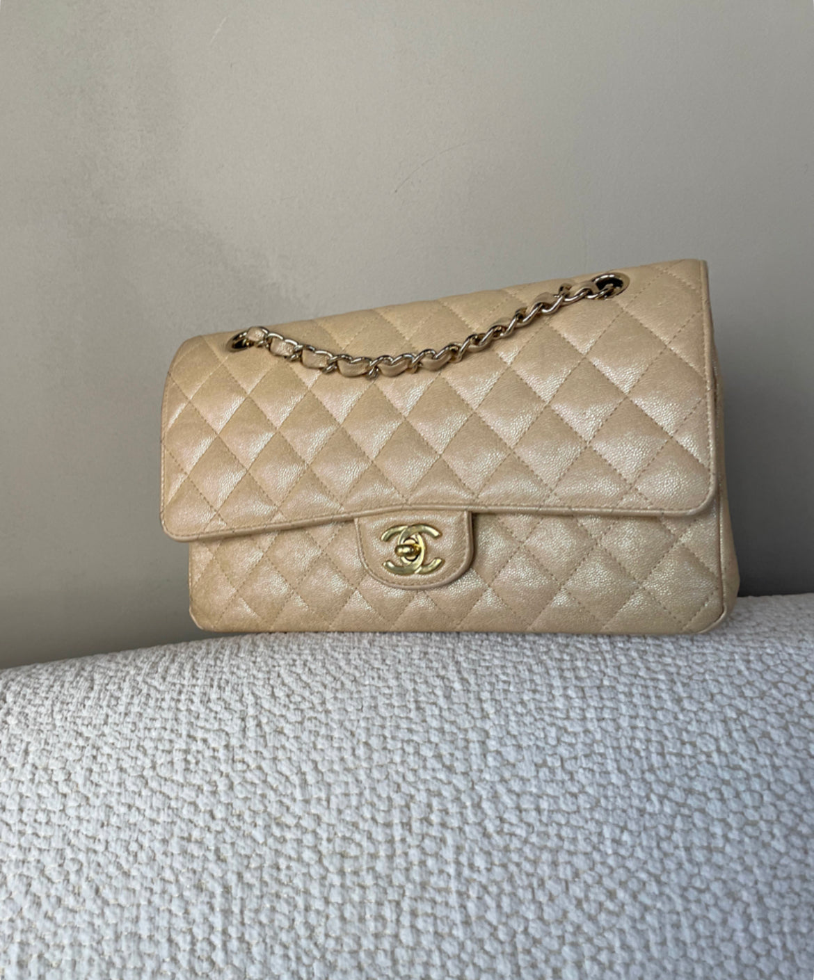 Chanel Classic Flap Bag - Medium - Limited Edition - Iridescent beige - Guld hardware