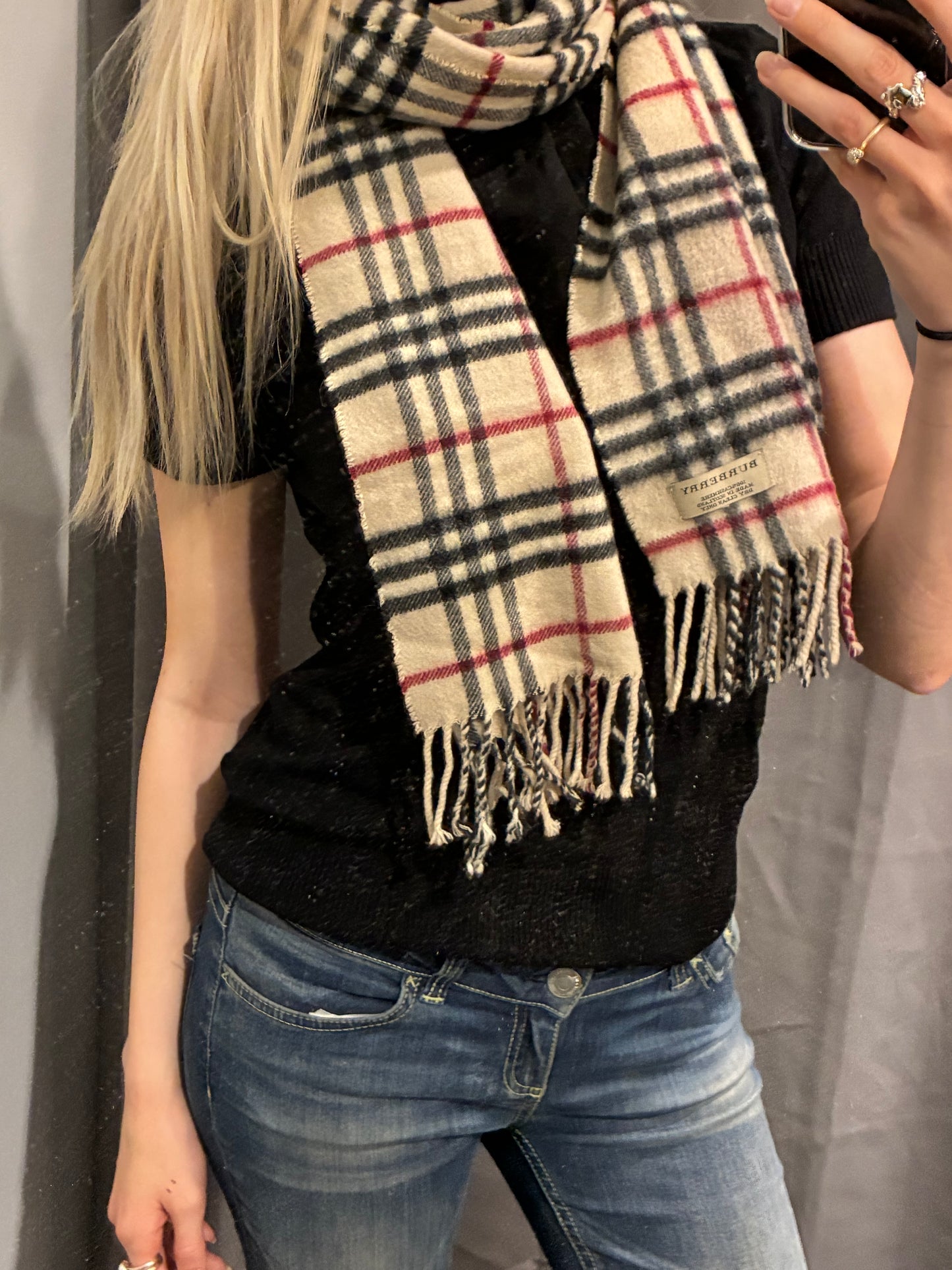 Burberry — Classic Scarf in 100% Pure Cashmere