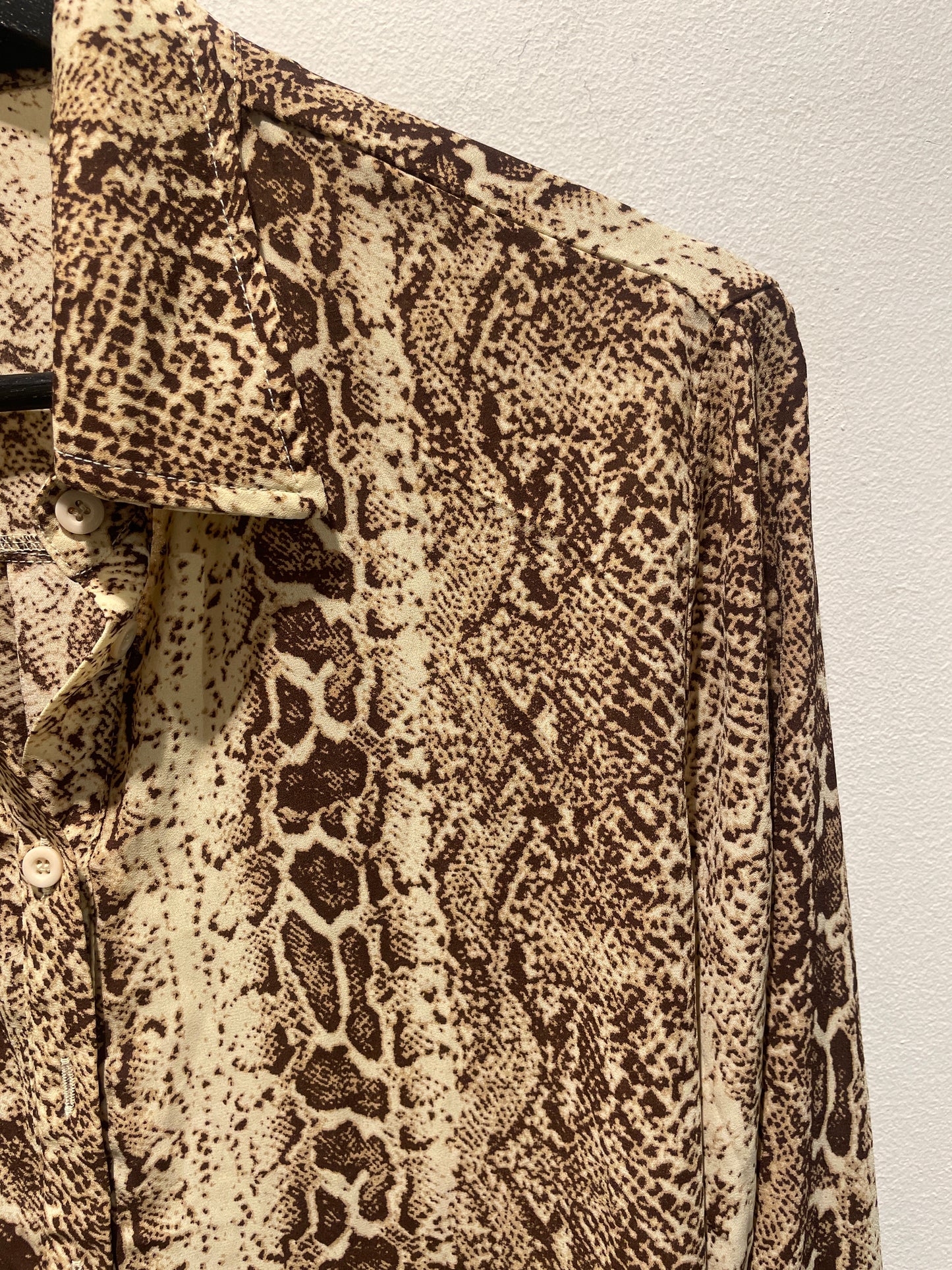 Pretty Little Thing - shirt w. snakeprint - XS/M - Medina’s Wardrobe