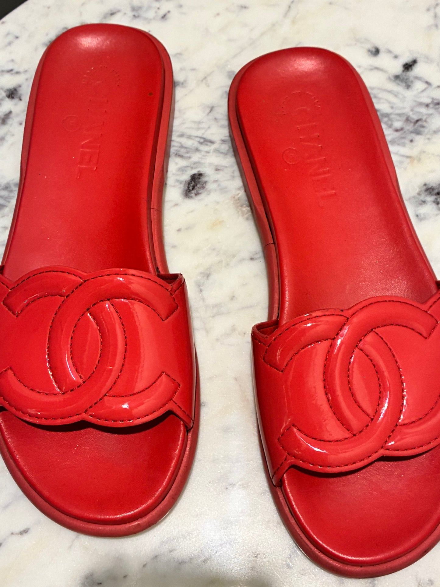 Chanel Sandals - CC Slide Sandals in Rasberry Patent Leather - 39