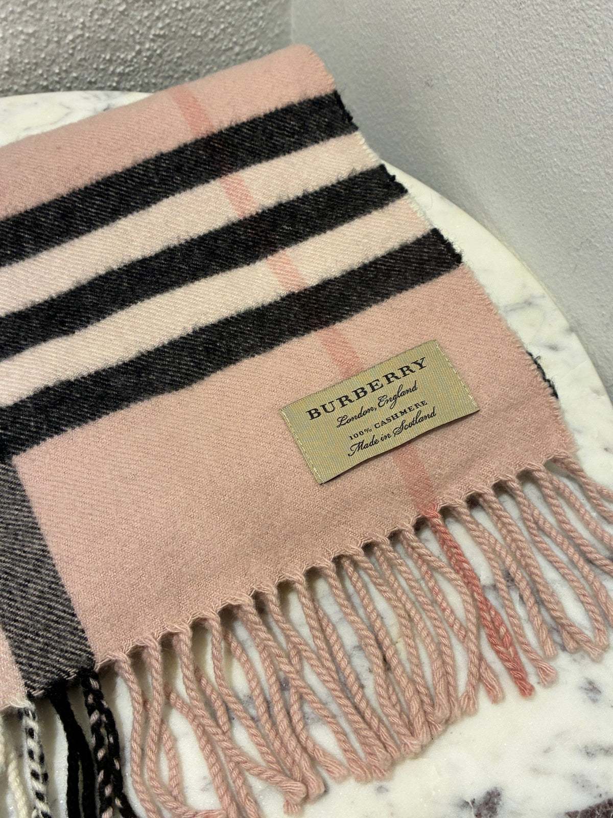 Burberry — Classic Scarf in 100% Pure Cashmere - Soft pink