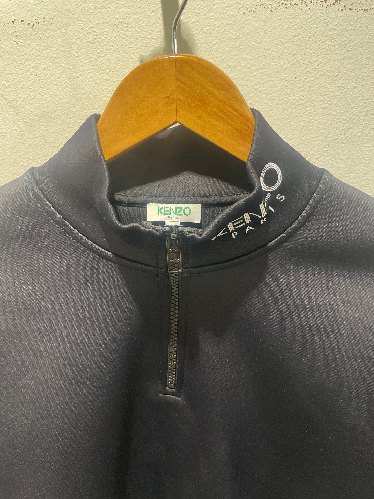 Kenzo – Paris Logo Collar Cropped Zip Sweatshirt (Black/White) - S