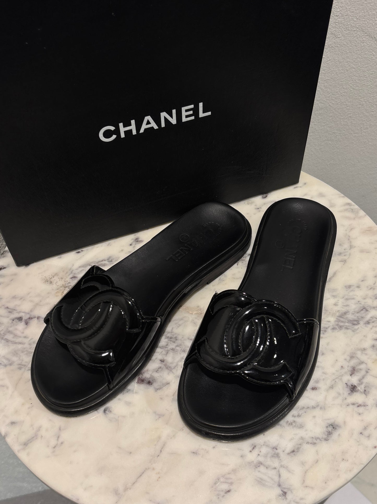 Chanel Sandals - CC Slide Sandals in Black Patent Leather - 38C