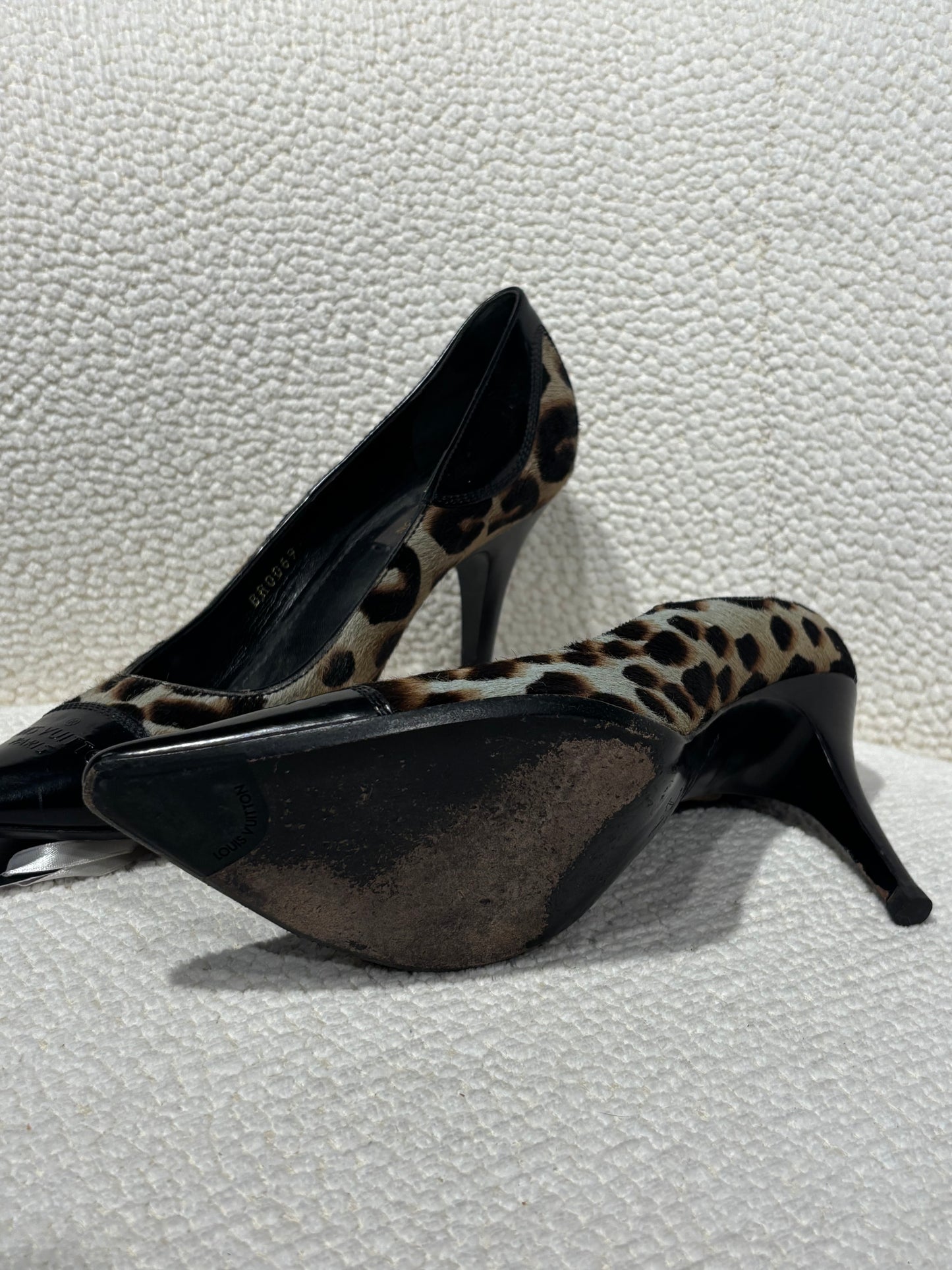 Louis Vuitton Pumps – Leopard Calf Hair, Patent Leather & Logo Embossing – EU 38