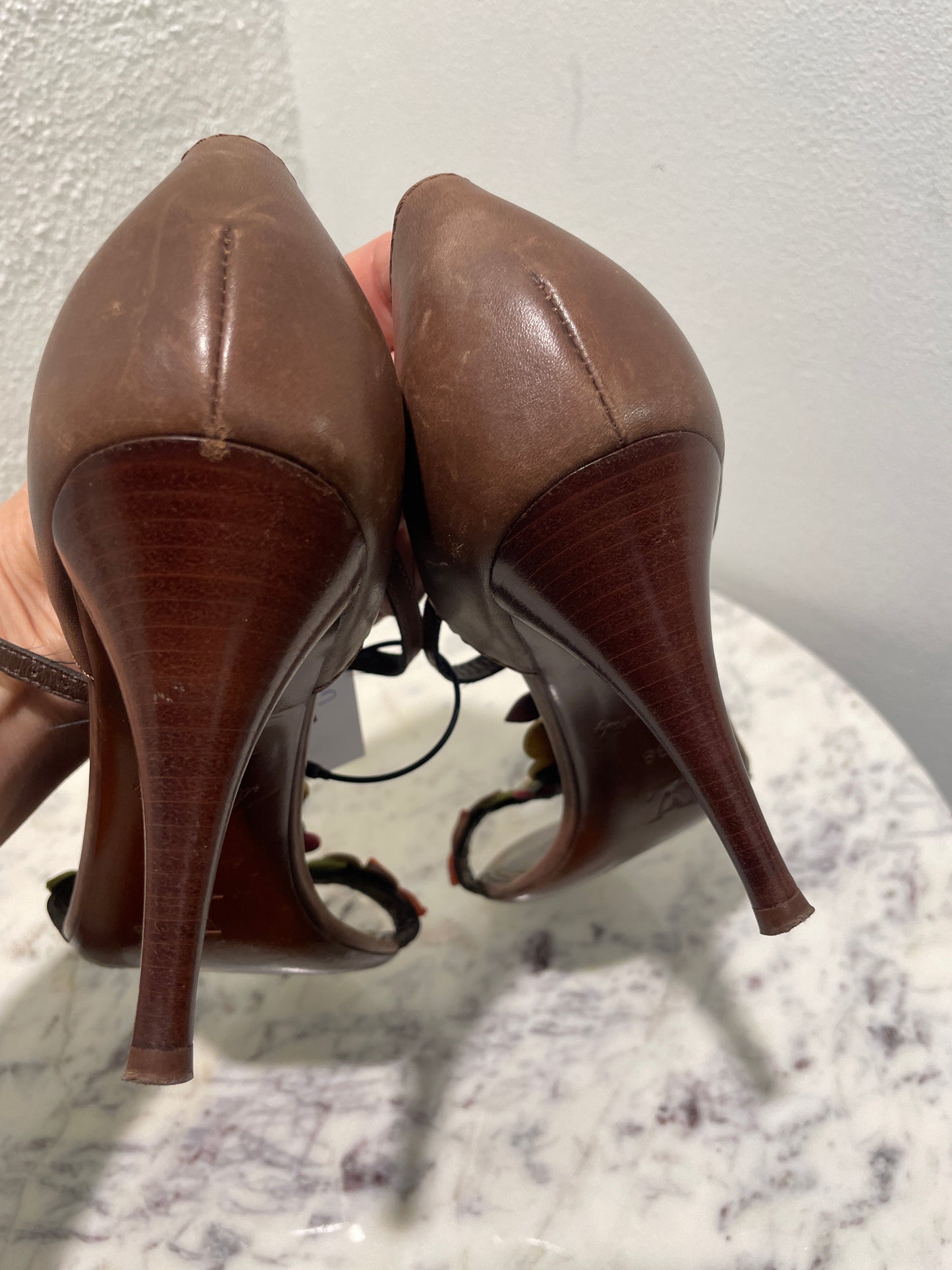 Louis Vuitton – Vintage Aubepine Floral Leather T-Strap Sandals - 38