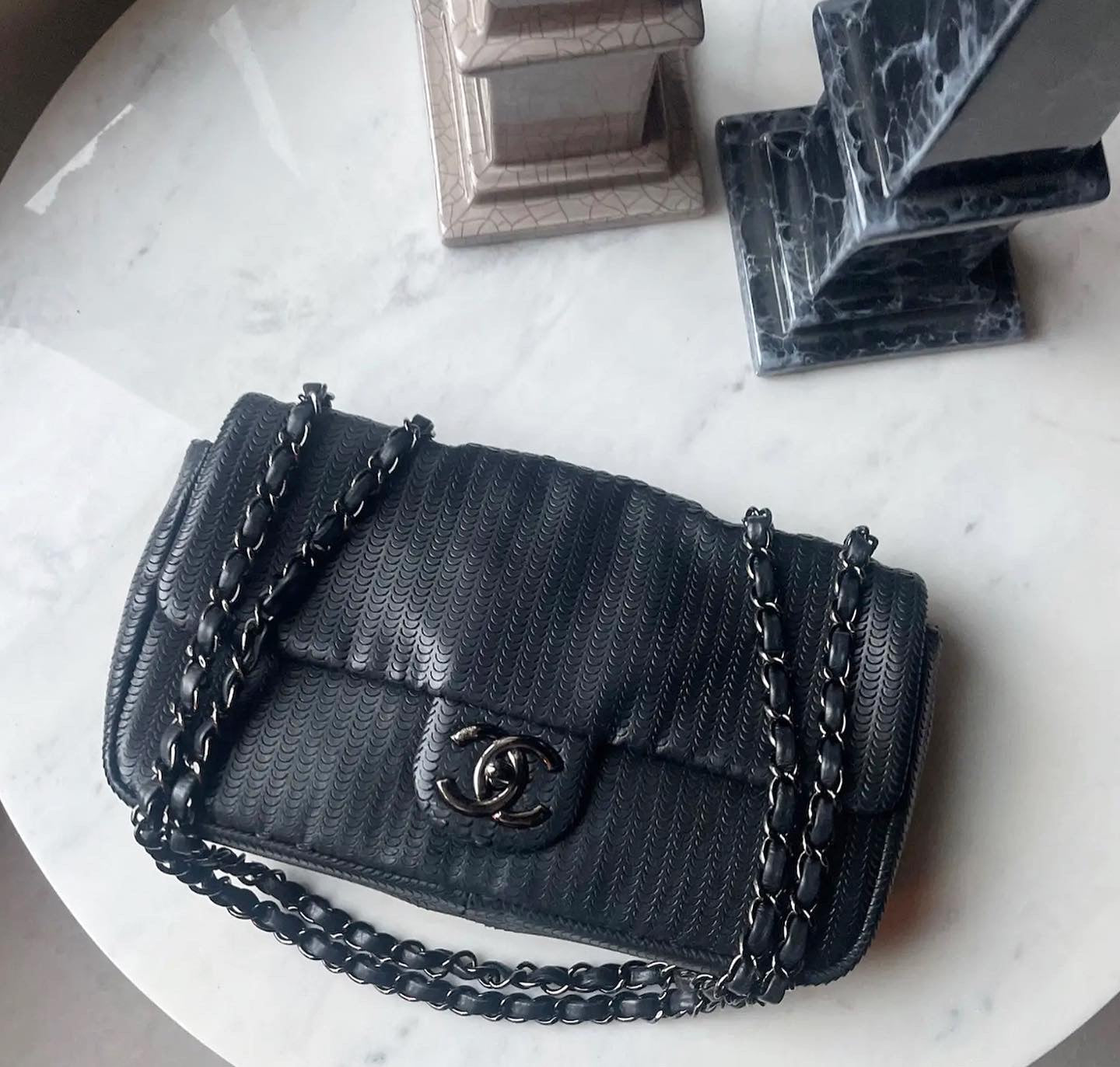 Chanel - flapbag - Rhutenium Hardware - sort