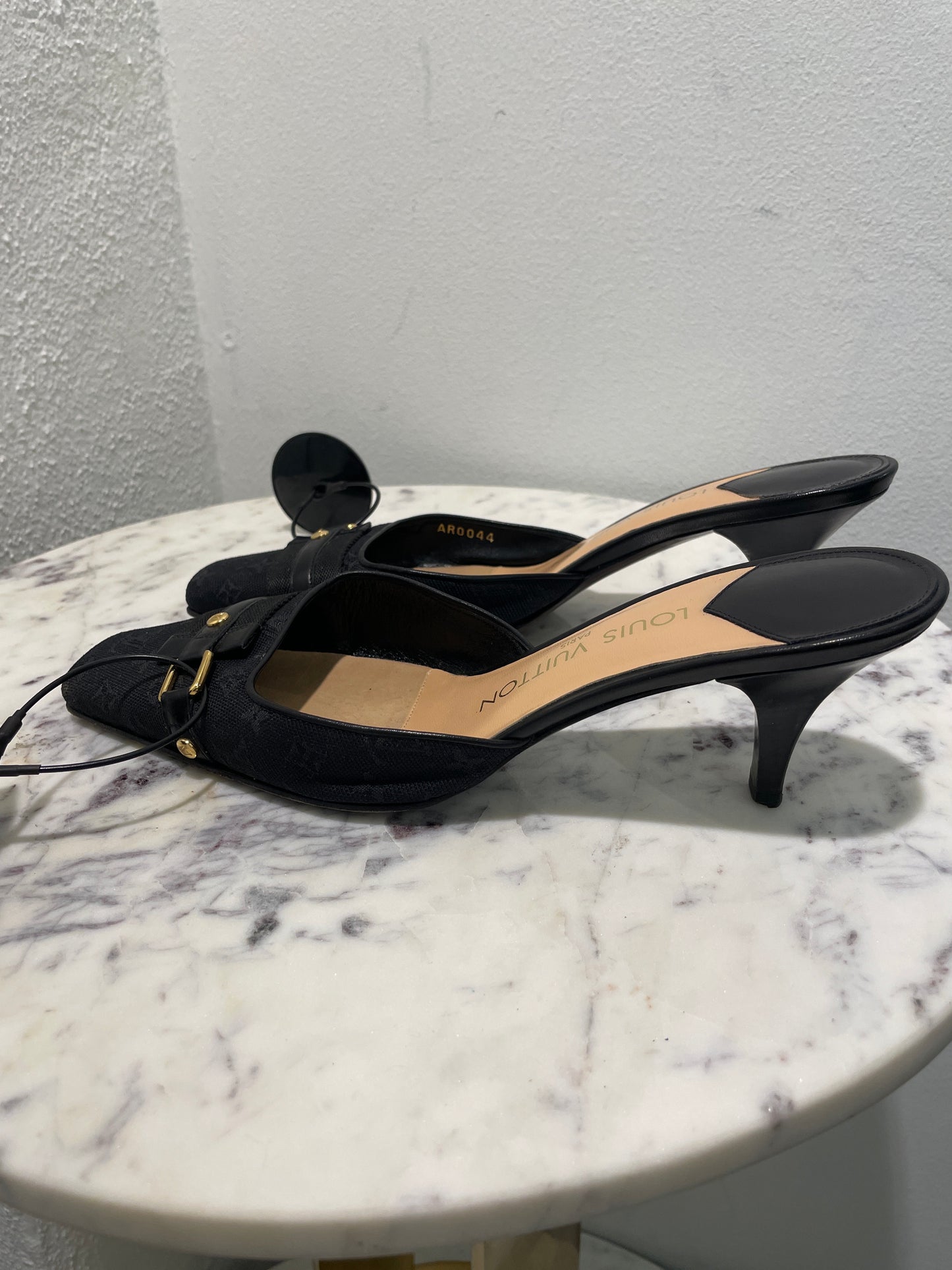 Louis Vuitton – Vintage Monogram Canvas Kitten Heel Mules with Leather Strap & Gold Buckle - 37,5