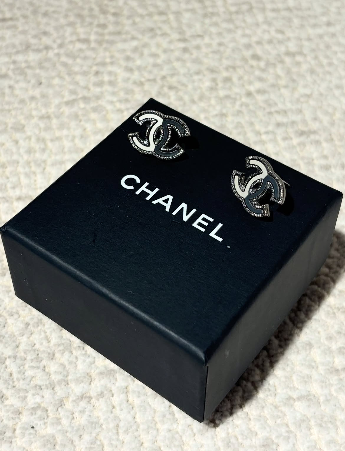 Chanel CC Earrings – Grey, White & silver