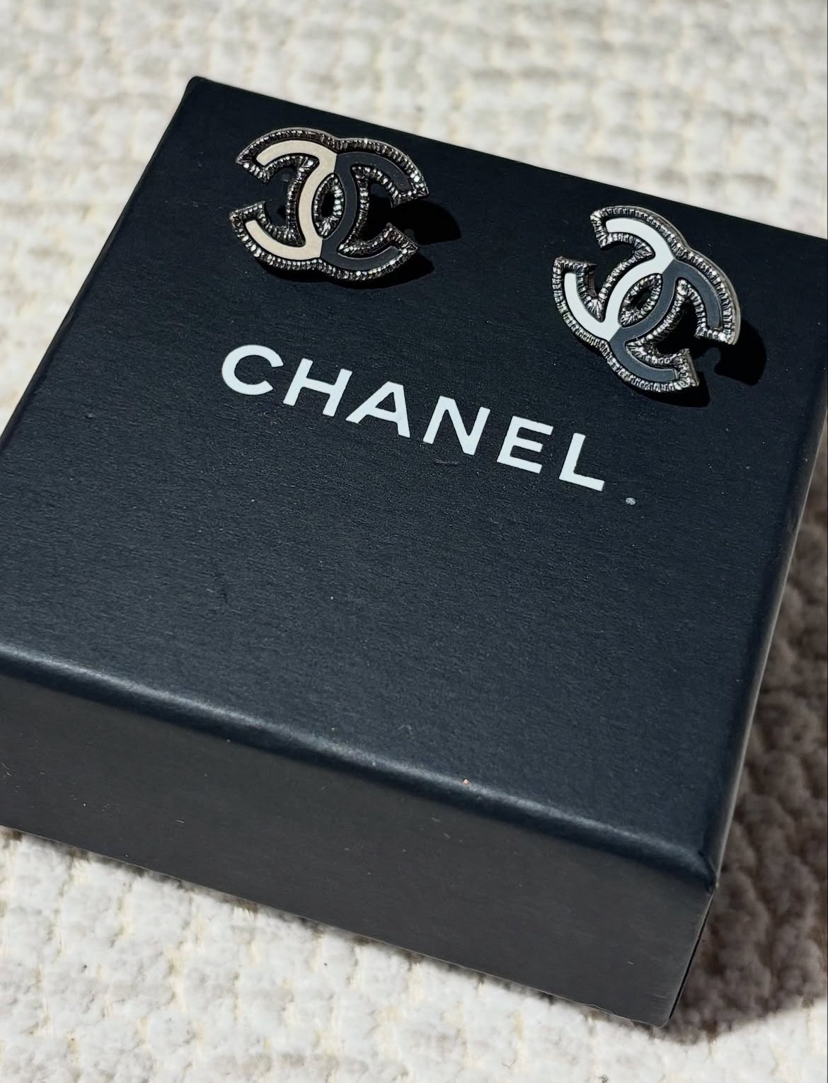 Chanel CC Earrings – Grey, White & silver