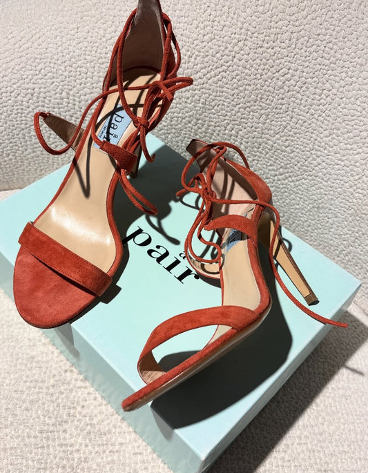 A Pair – sandals w. heels - 40