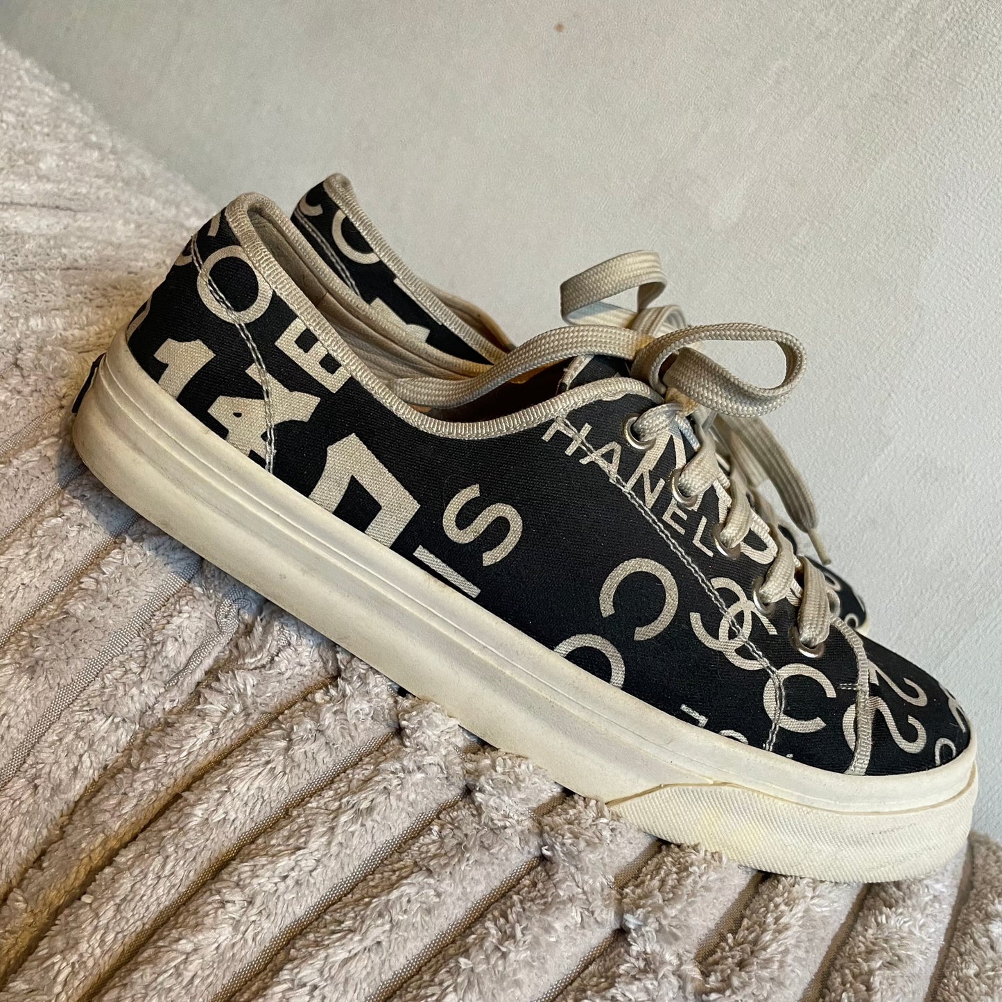 Chanel - Logo-sneakers - sort/hvid