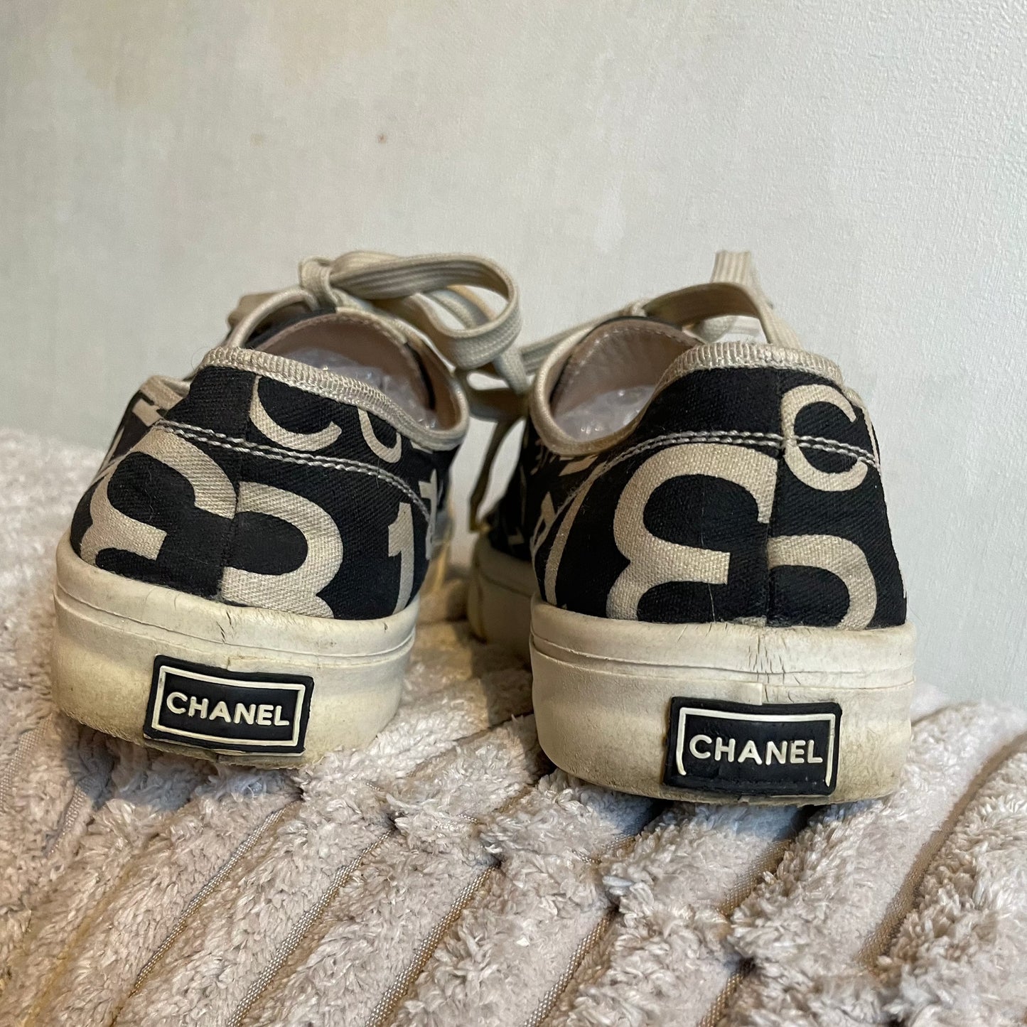 Chanel - Logo-sneakers - sort/hvid