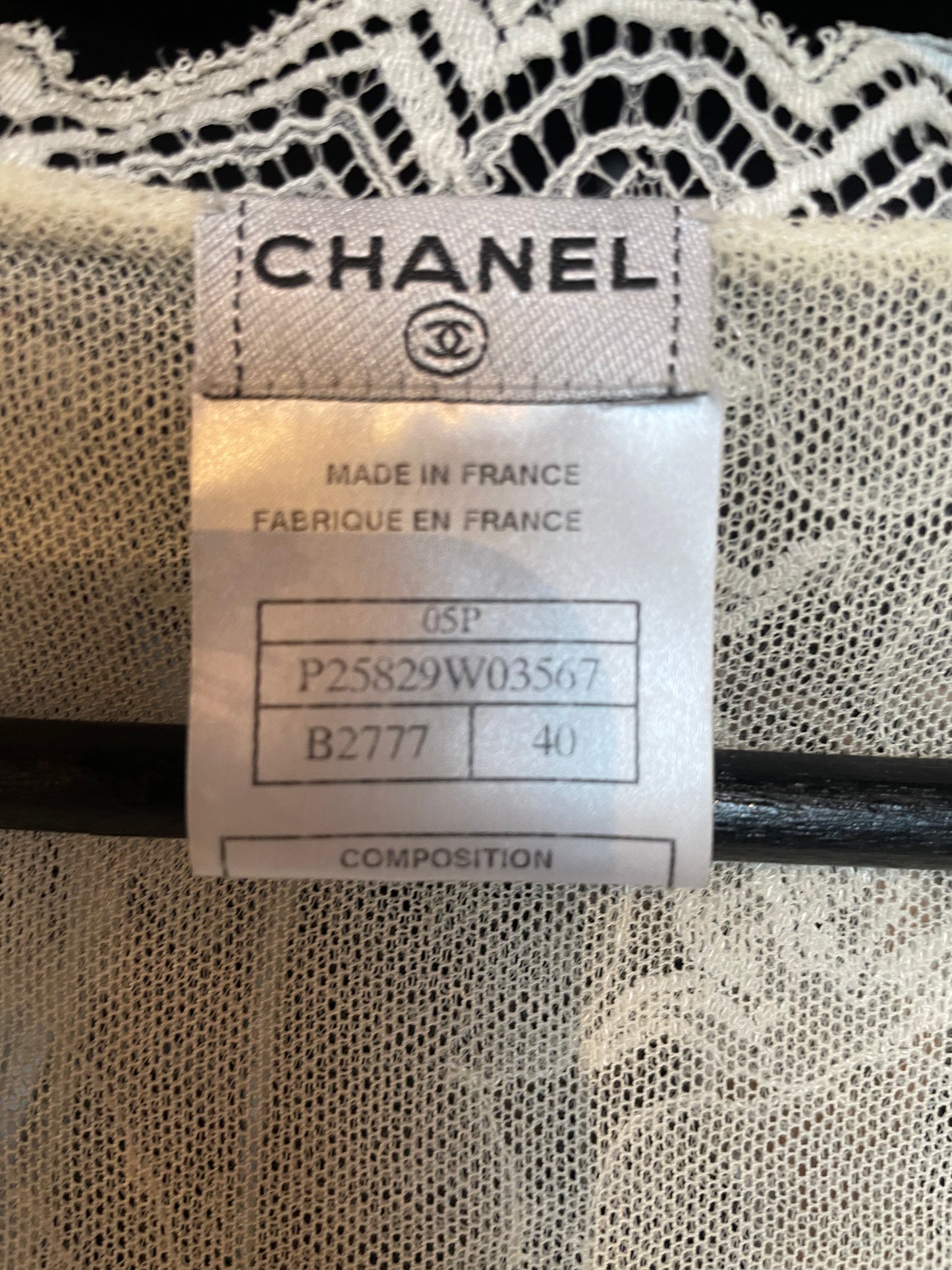 Chanel - Cashmere & blondetop m. sorte krystalknapper