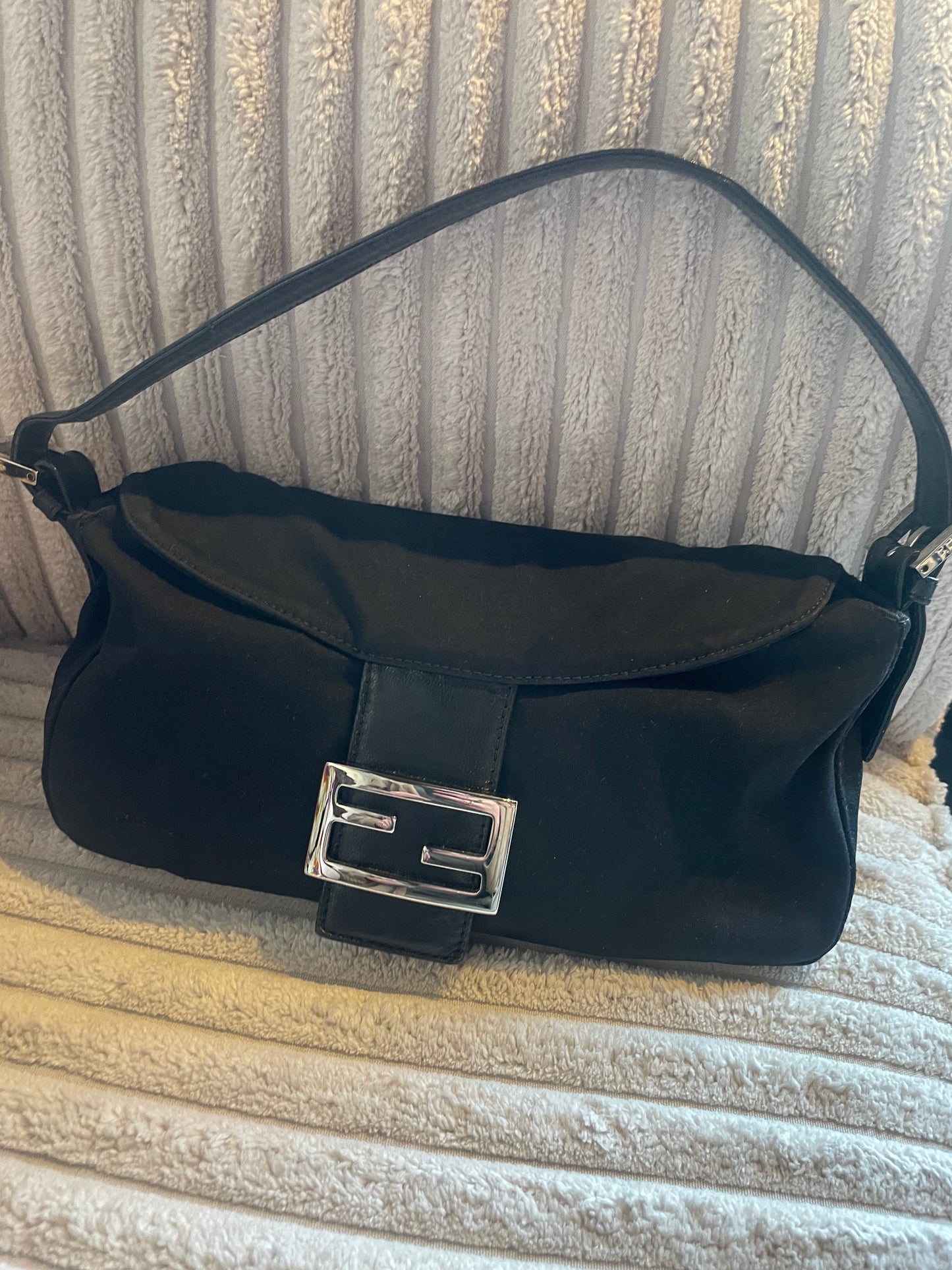 Fendi - Mamma Baguette taske - sort satin-nylon & skind