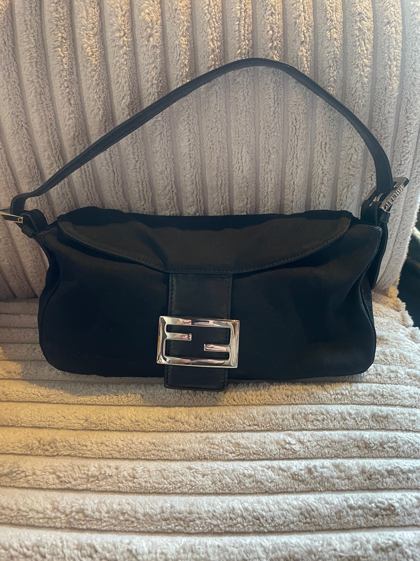 Fendi - Mamma Baguette taske - sort satin-nylon & skind