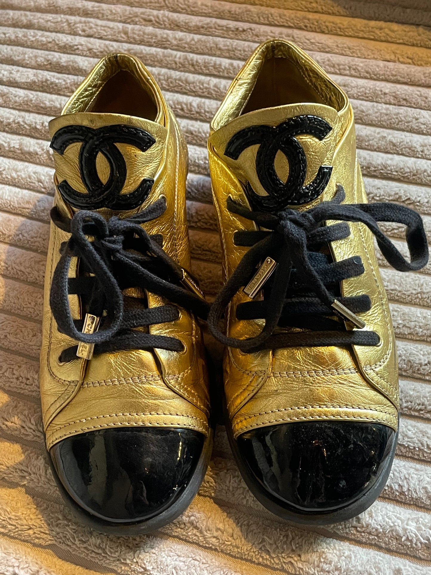 Chanel - sneaks - guld & sort - Str. 38